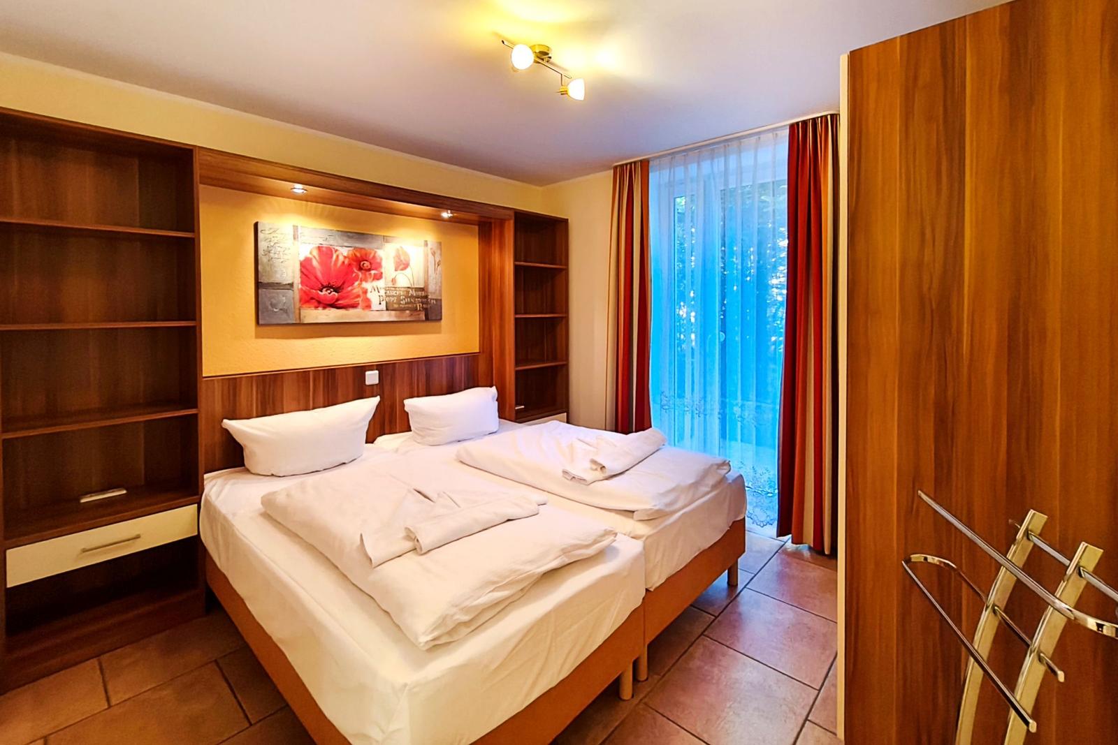 Komfortables Hauptschlafzimmer mit breitem Doppelbett unter der Dachschräge