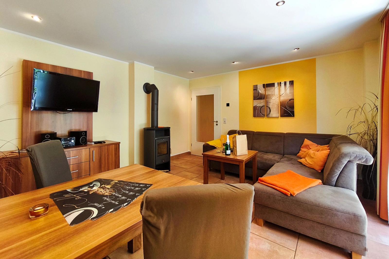 Geschmackvolles Wohnzimmer mit behaglicher Couchecke in der Ferienwohnung Möwe