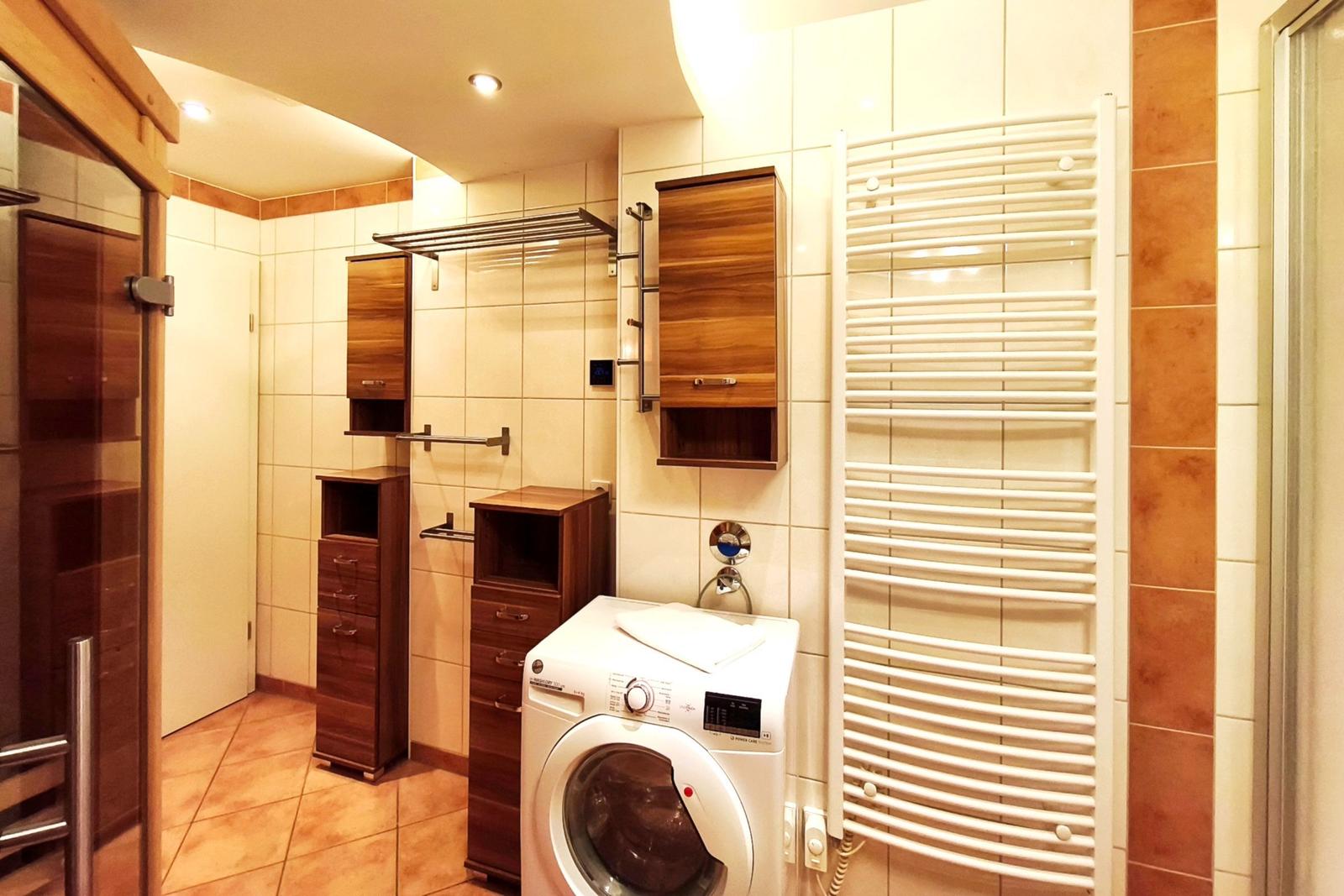 Gepflegtes Wellness-Bad mit Dusche und integriertem Saunazugang