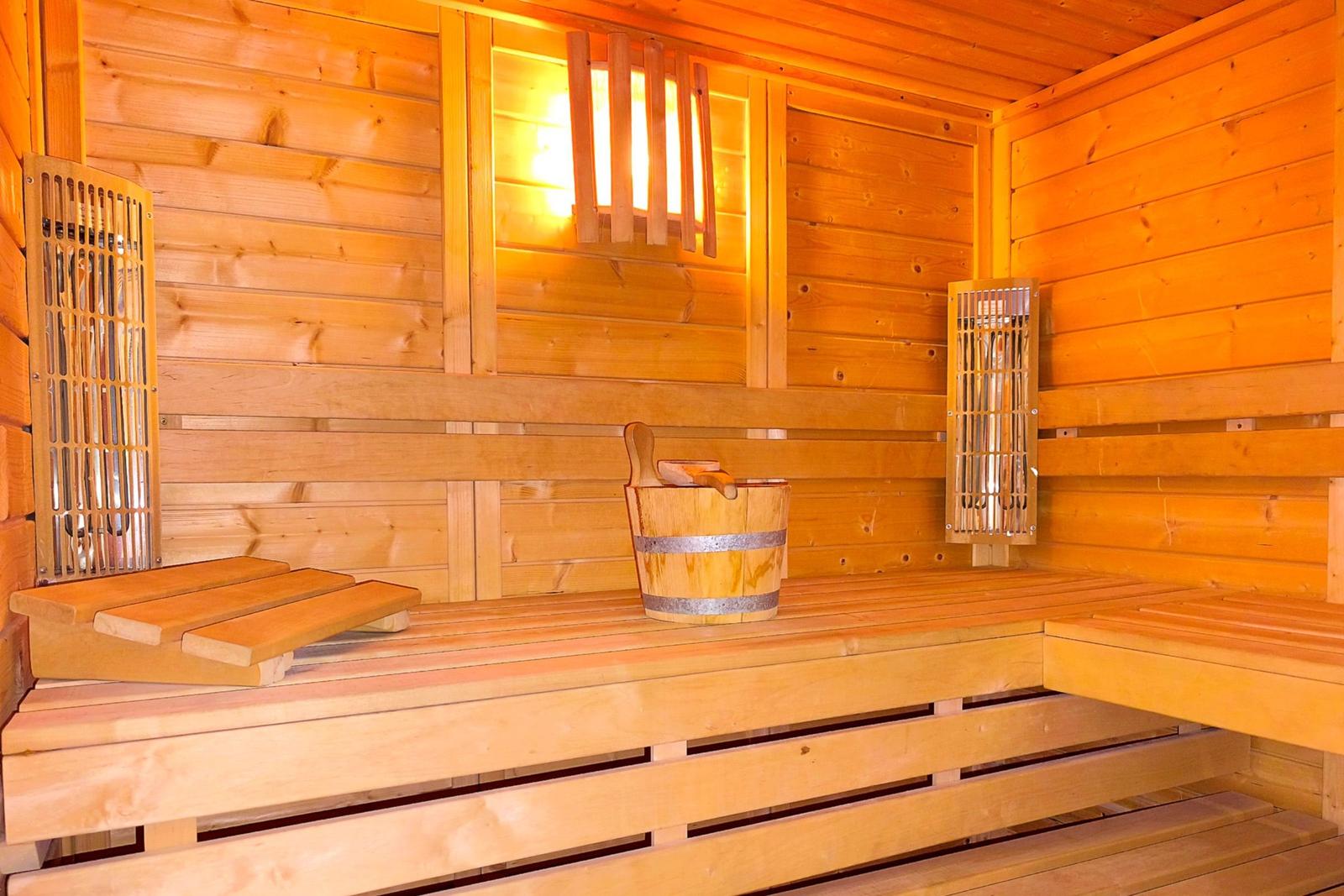 Blick in die hauseigene Massivholz-Sauna für Ihren ganz persönlichen Wohlfühlurlaub