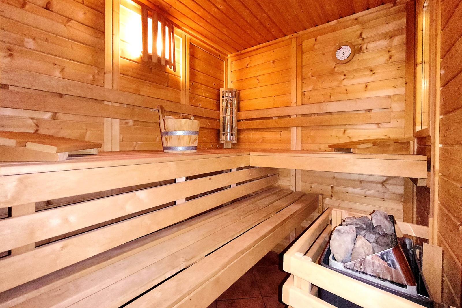 Gemütliche private Holzsauna für entspannte Stunden nach dem Strandtag