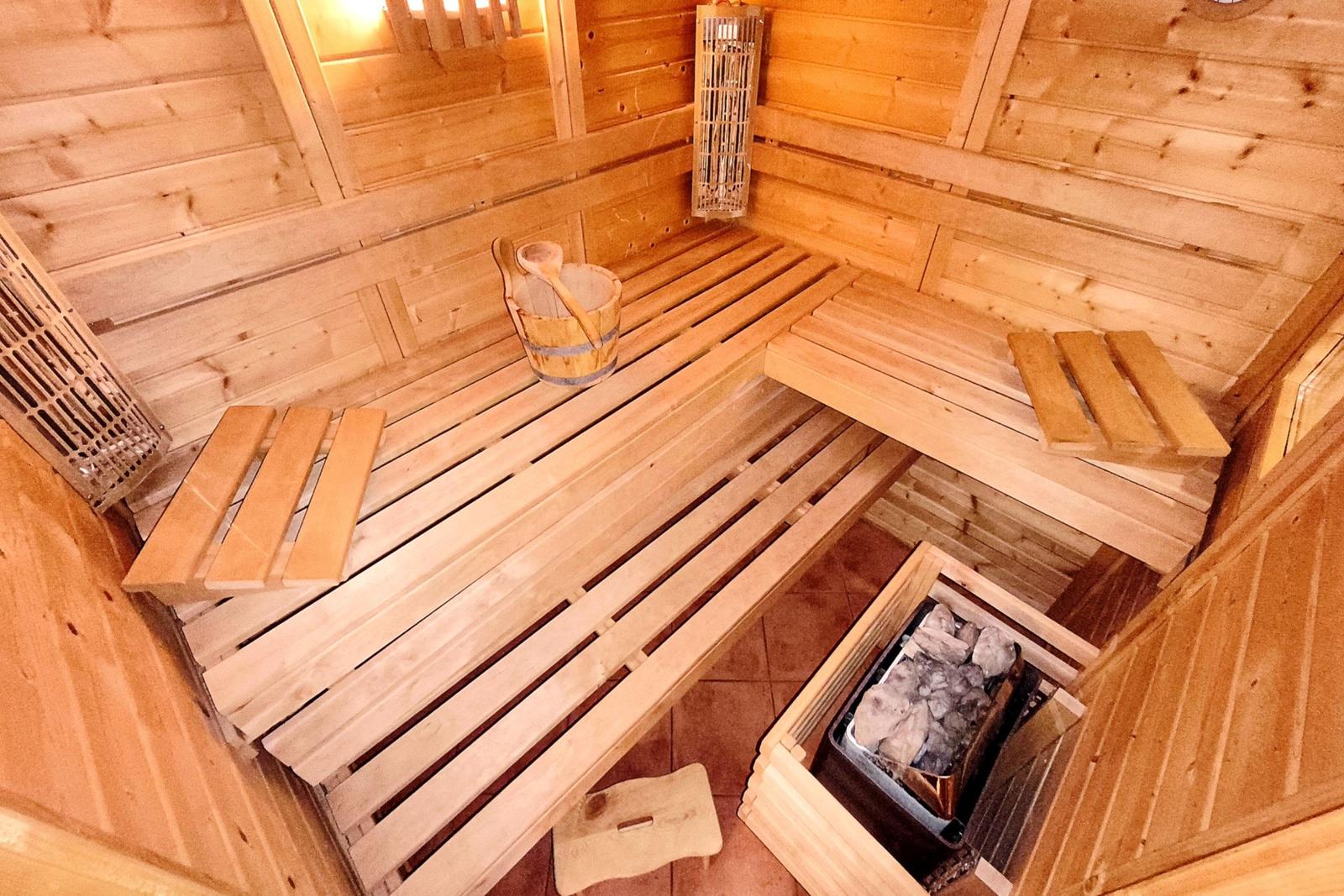 Komfortable Sauna-Ausstattung im Badezimmer der Ferienwohnung Pinguin