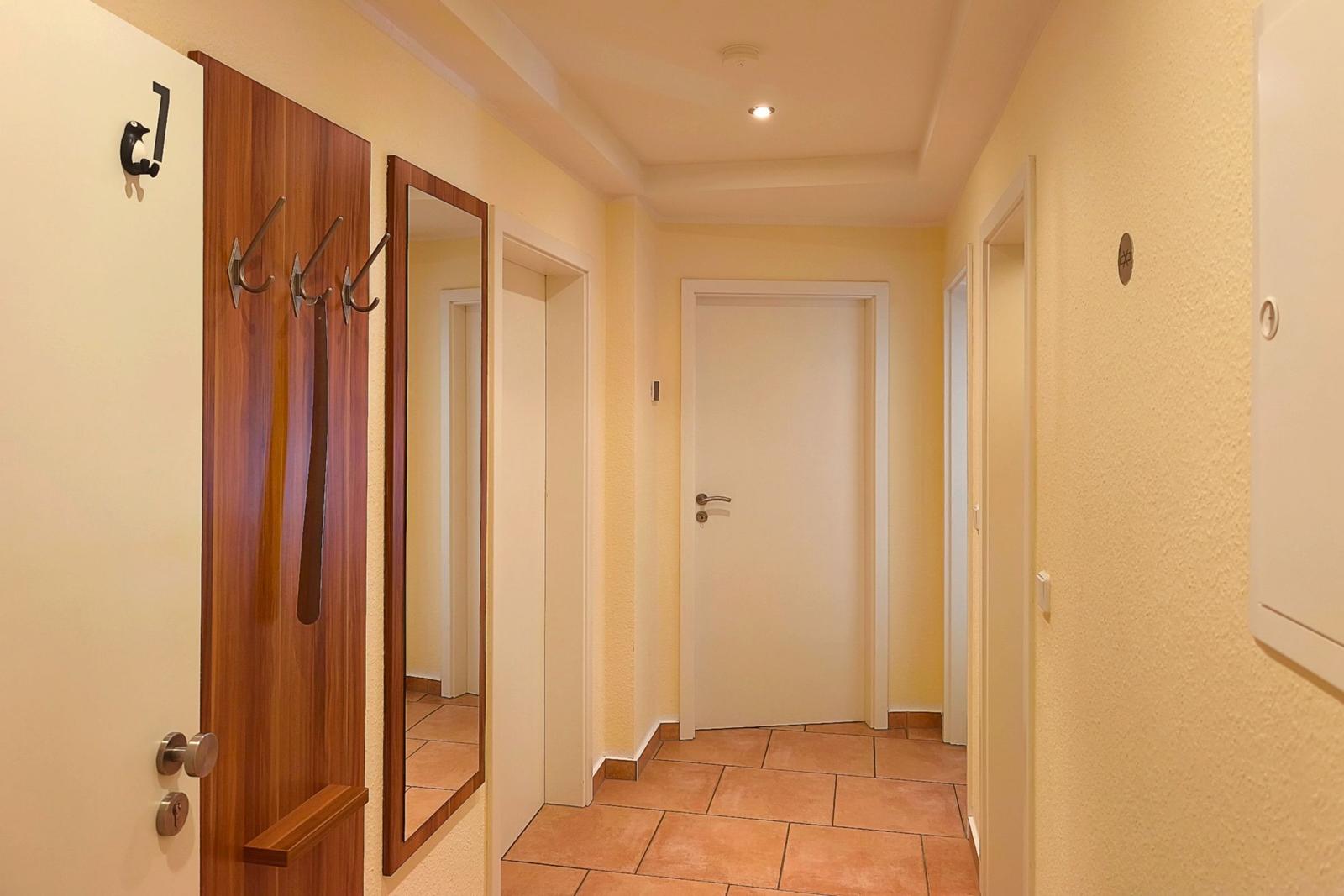 Einladender und heller Eingangsbereich mit praktischer Garderobe