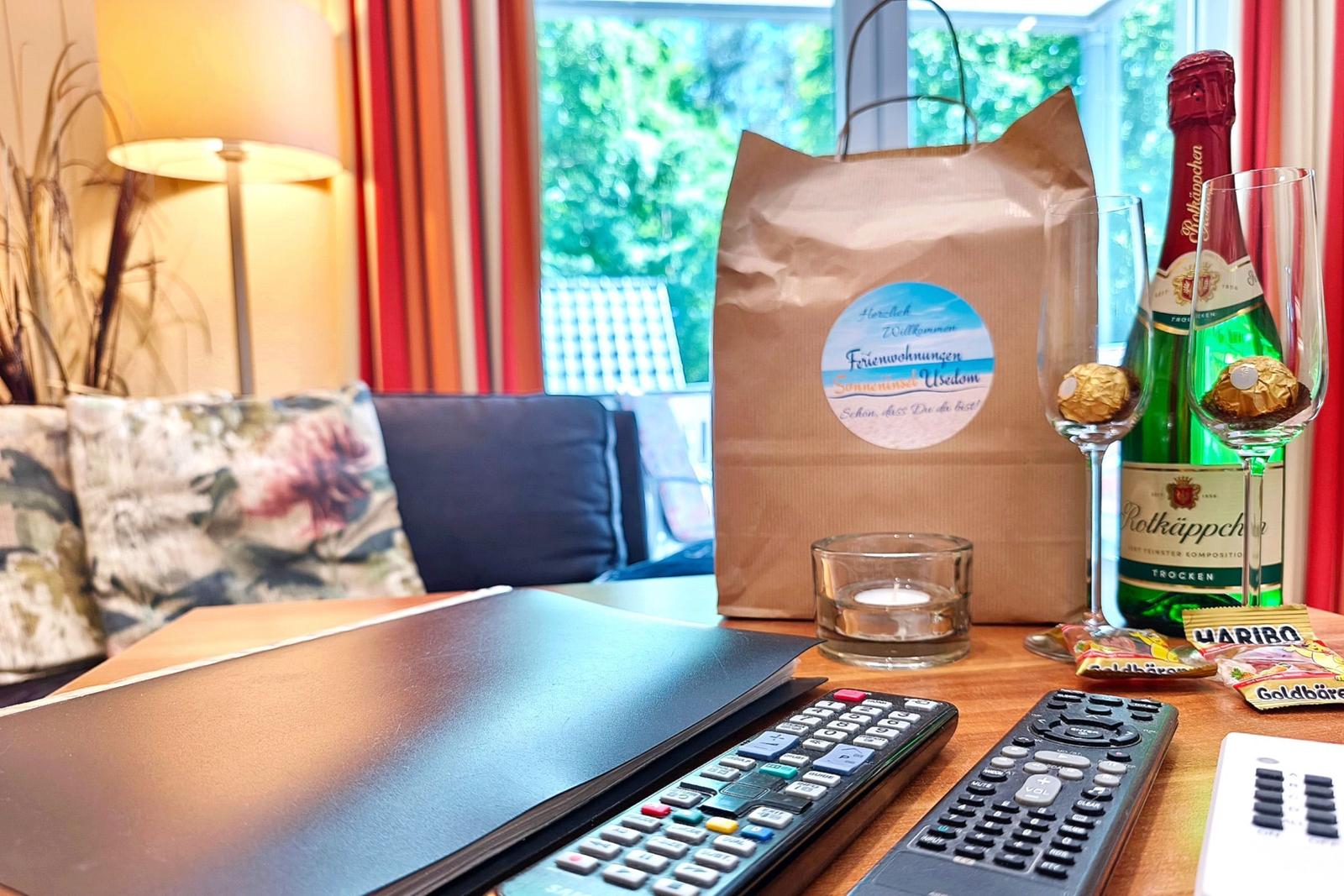 Geschmackvoll hergerichteter Couchbereich mit Blick auf den TV-Platz