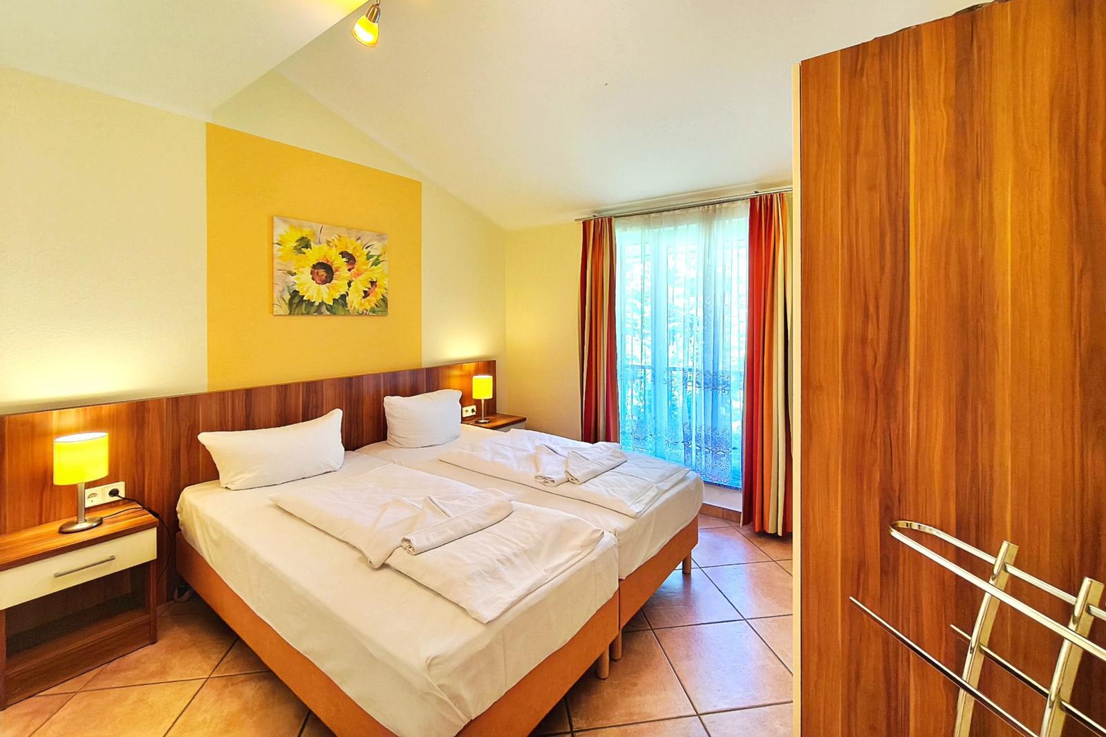 Erstes Schlafzimmer mit bequemem Doppelbett für erholsame Nächte