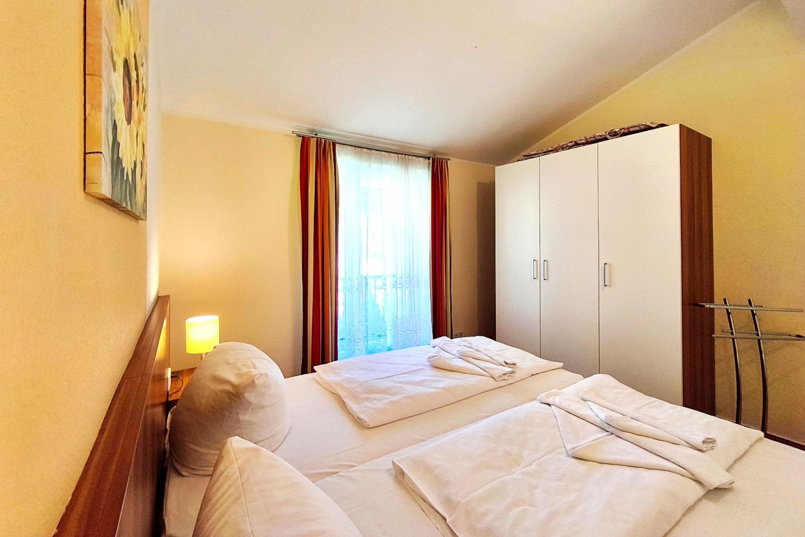 Blick auf das große Doppelbett im geschmackvoll eingerichteten Elternschlafzimmer