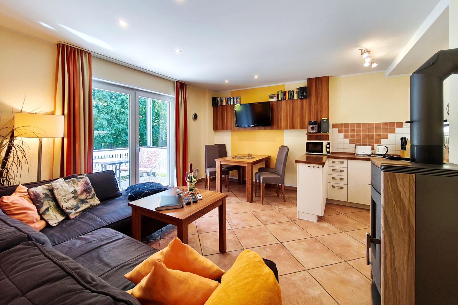 Einladender Wohnraum mit behaglicher Couchlandschaft in der Ferienwohnung Pinguin