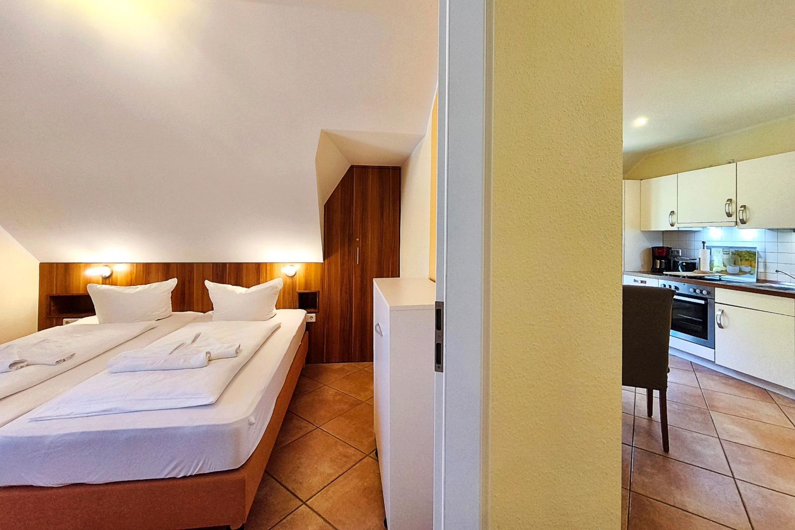 Komfortables erstes Schlafzimmer mit gemütlichem Doppelbett in Koserow