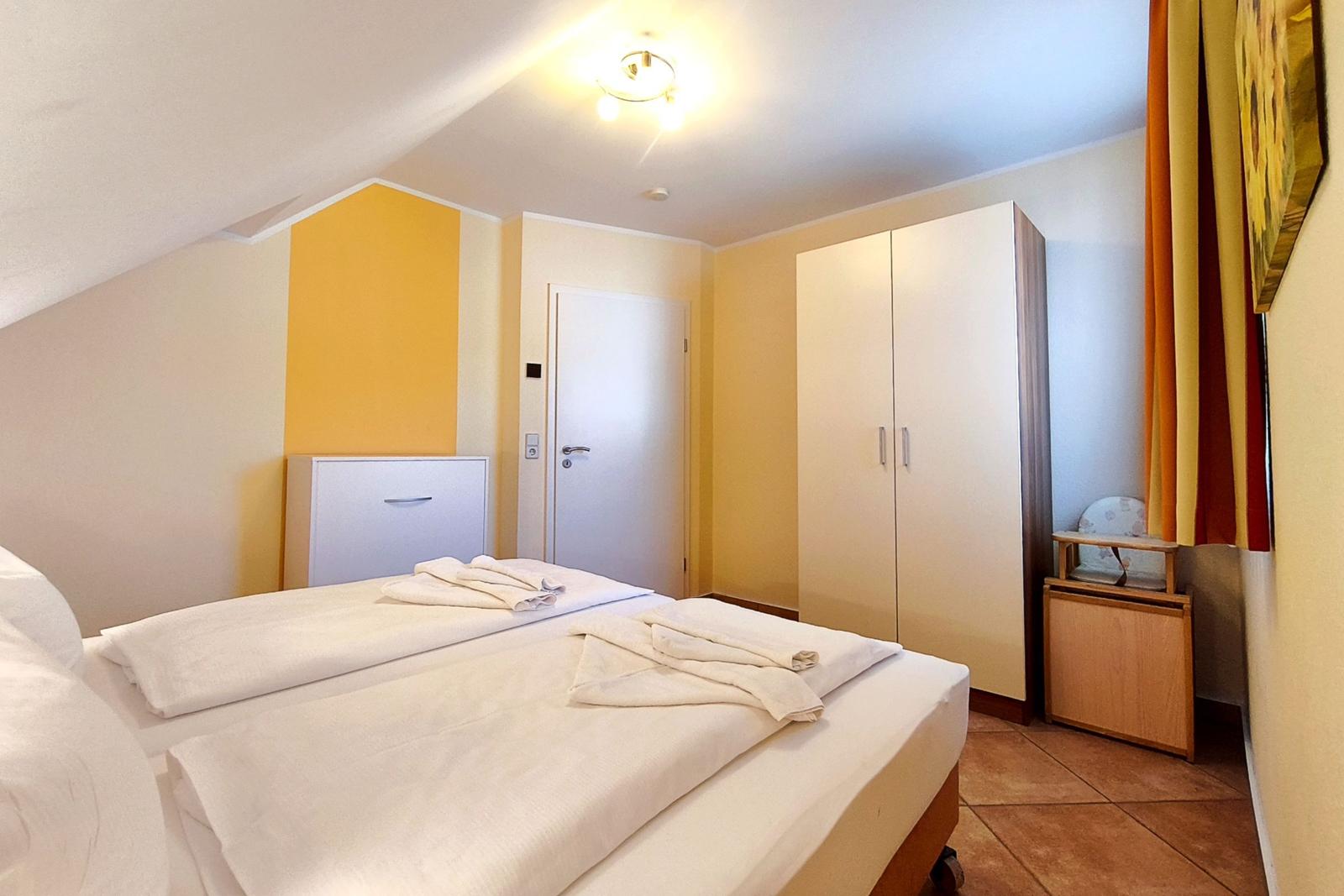 Zweites Schlafzimmer mit zwei flexiblen Einzelbetten – ideal für Kinder