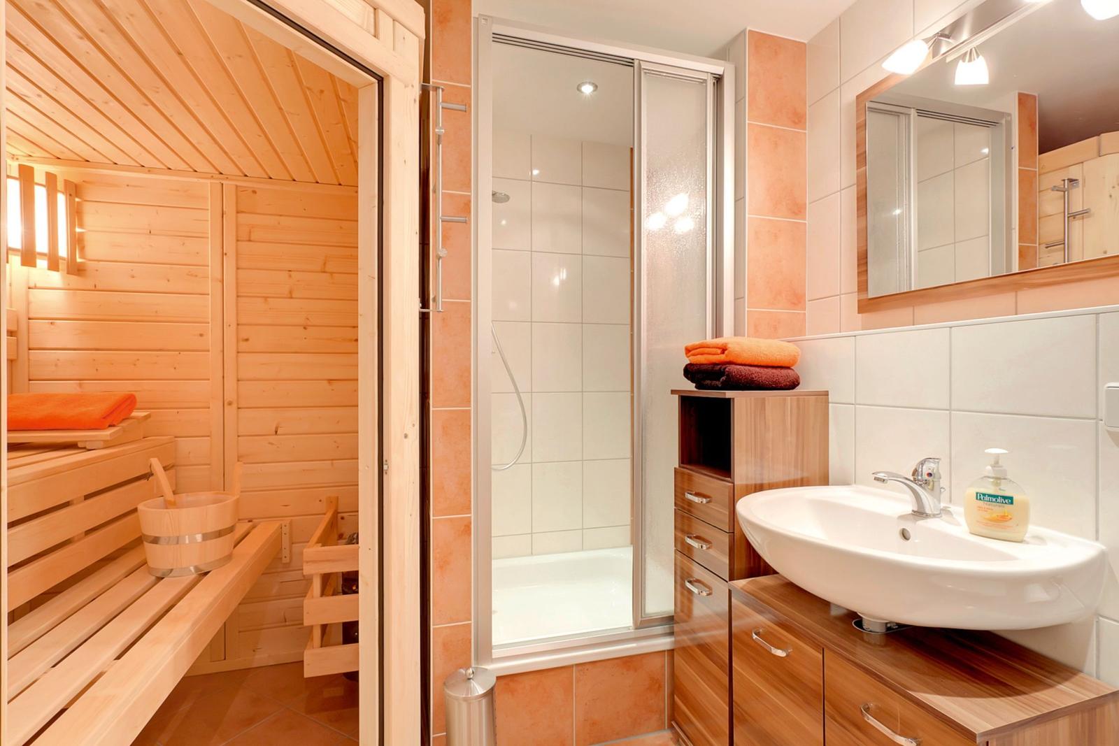 Exklusives Badezimmer mit integrierter Sauna für pure Erholung im Urlaub