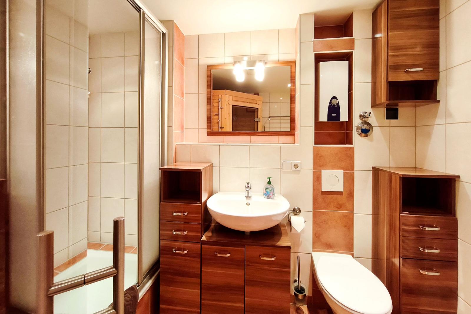 Gepflegtes Wellness-Bad mit Waschbecken und moderner Dusche in Koserow