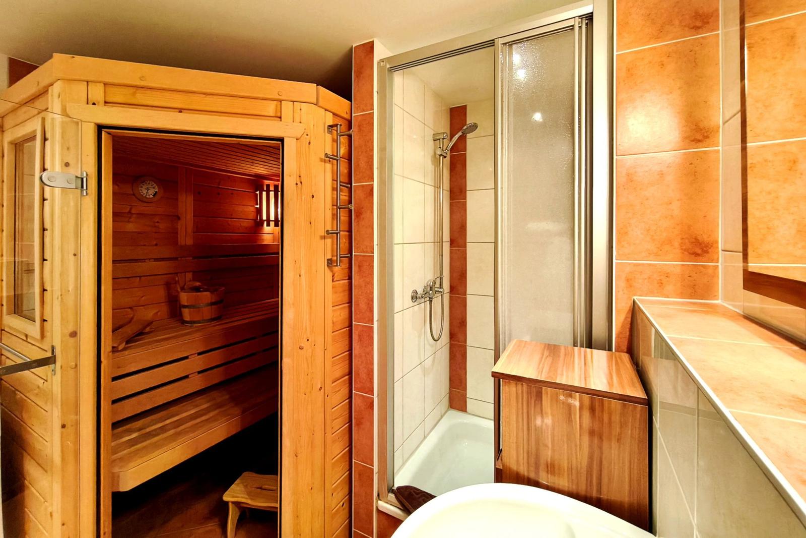 Blick in die hauseigene, gemütliche Holzsauna für entspannte Stunden