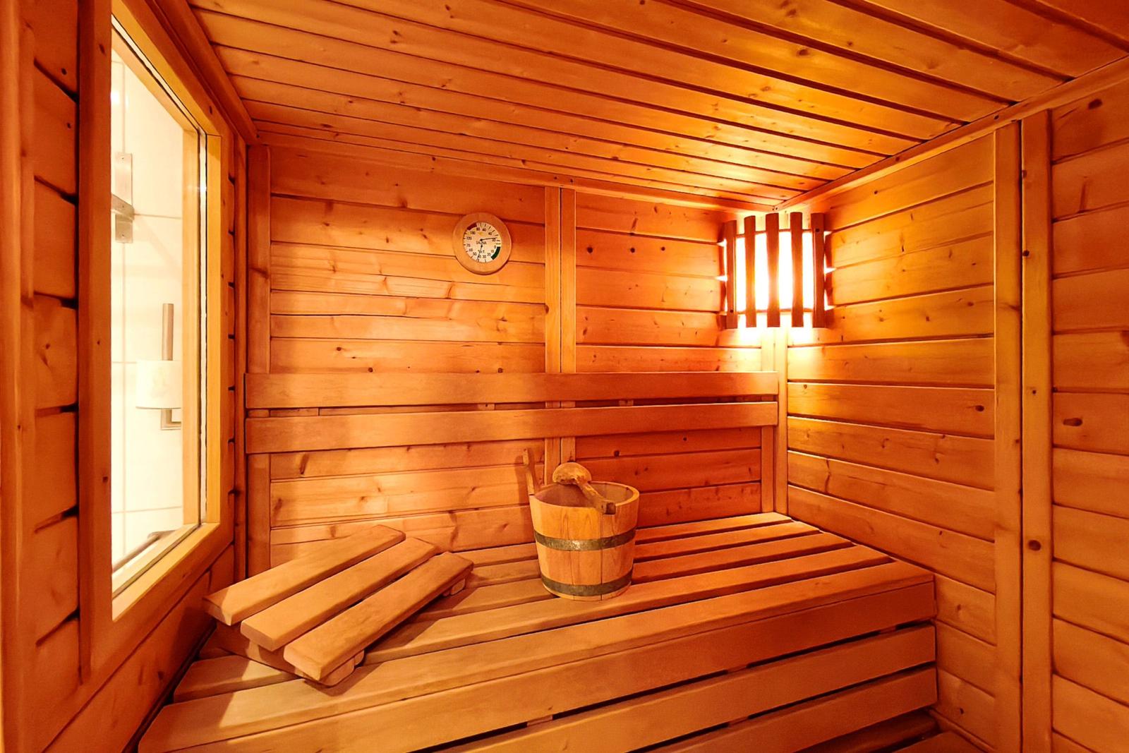 Detailansicht der privaten Sauna im Badezimmer der Ferienwohnung Delfin