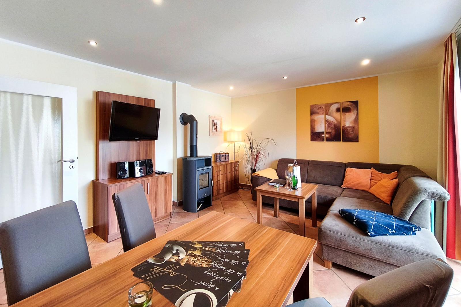 Stilvolles Wohnzimmer mit gemütlicher Couchlandschaft in der Ferienwohnung Delfin