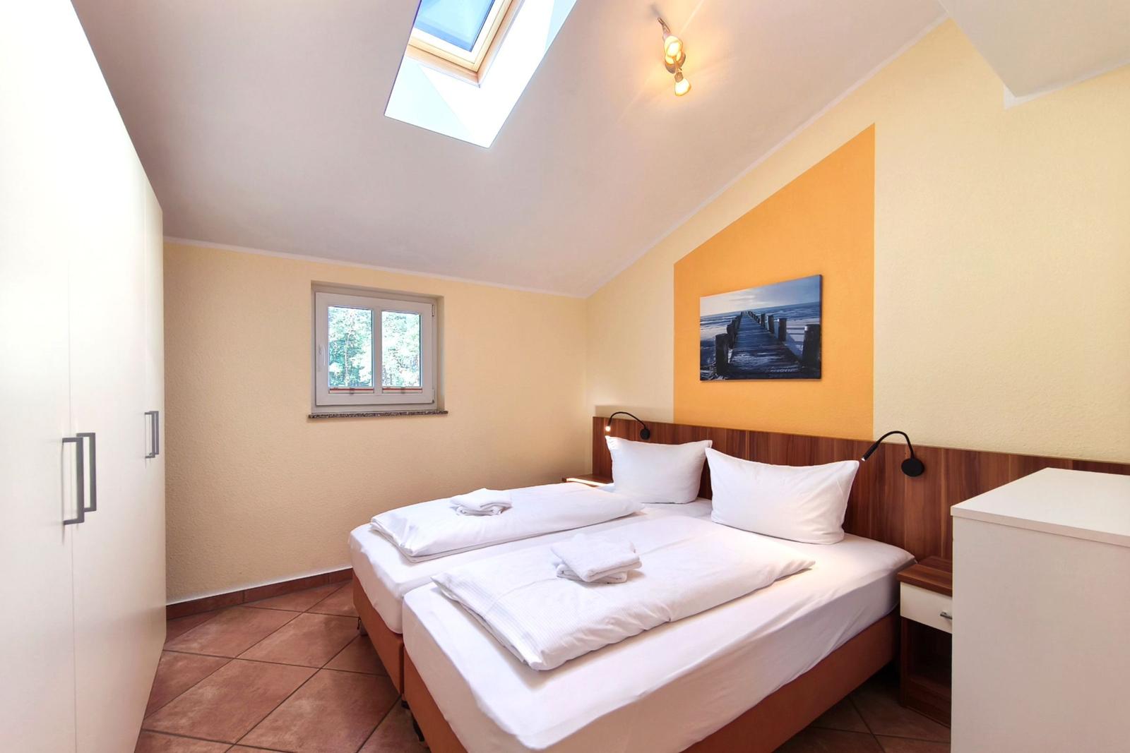 Blick auf das einladende Doppelbett im geschmackvoll eingerichteten Schlafzimmer