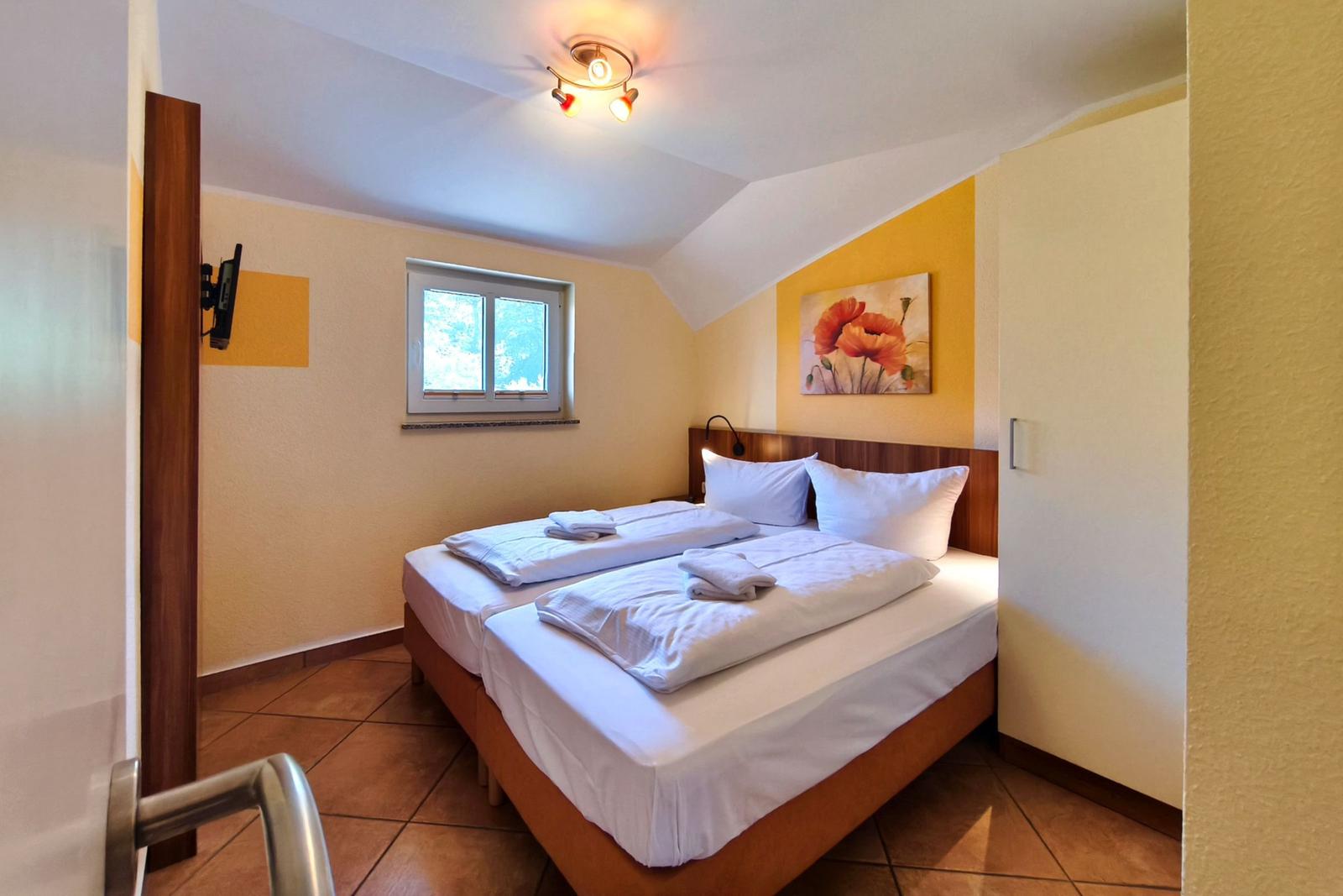 Zweites separates Schlafzimmer mit zwei flexiblen Betten – ideal für Familien