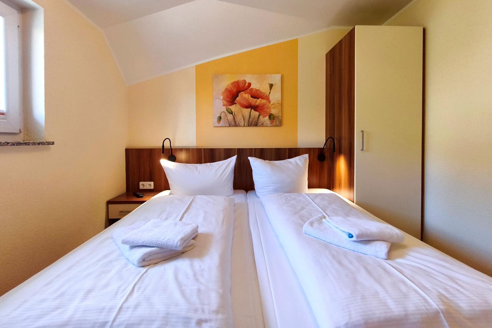 Zusätzliches separates Schlafzimmer mit gemütlicher Ausstattung für erholsame Nächte