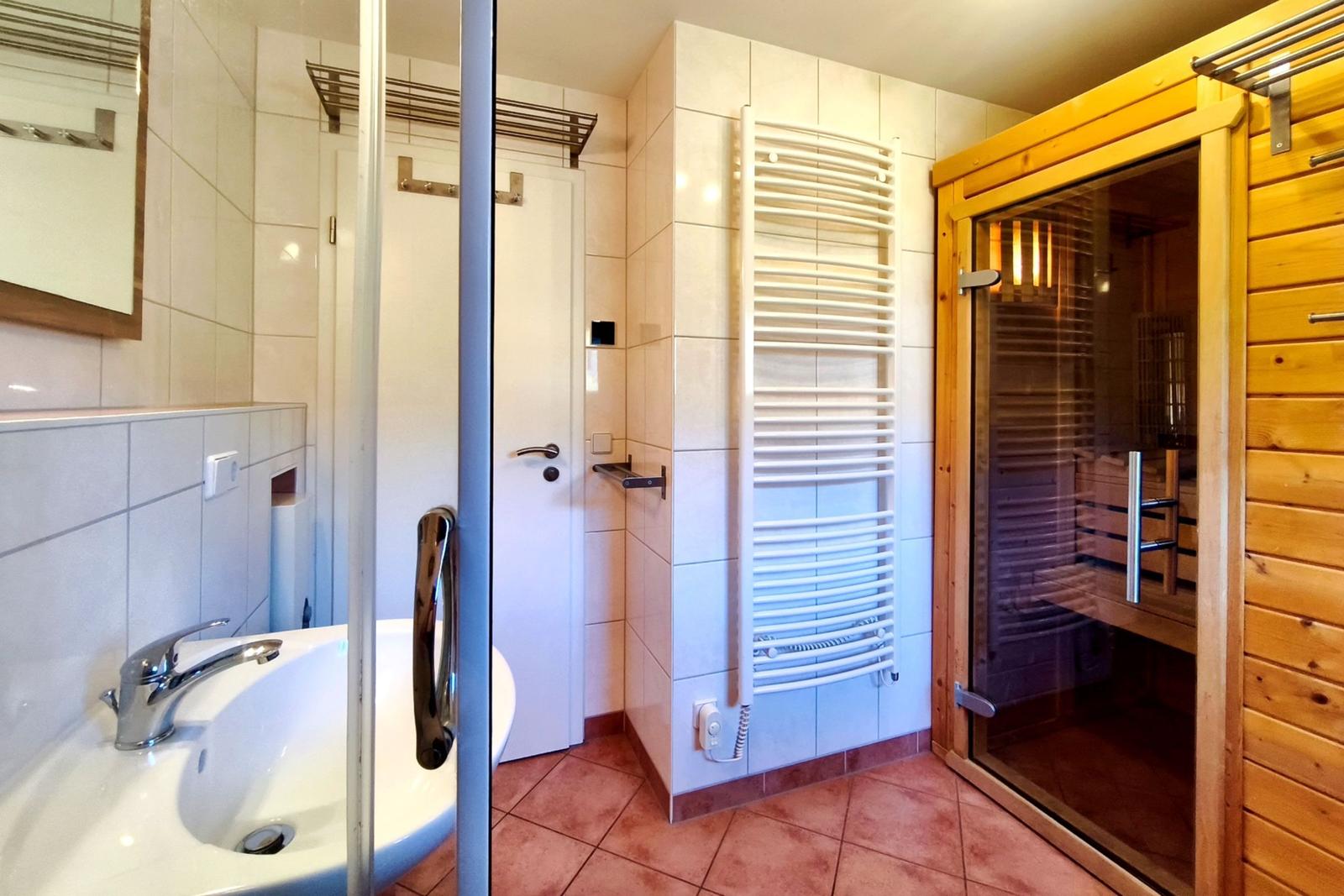 Modernes Badezimmer mit hochwertiger Sanitärausstattung und Glaskabine