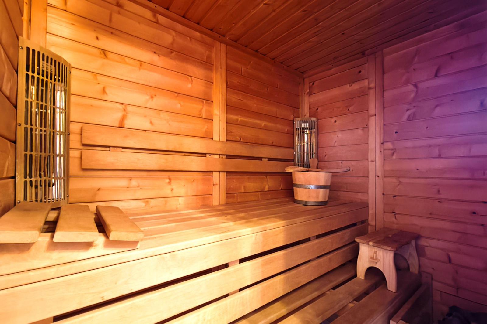 Blick in die hauseigene Massivholz-Sauna für Ihren privaten Wohlfühlurlaub