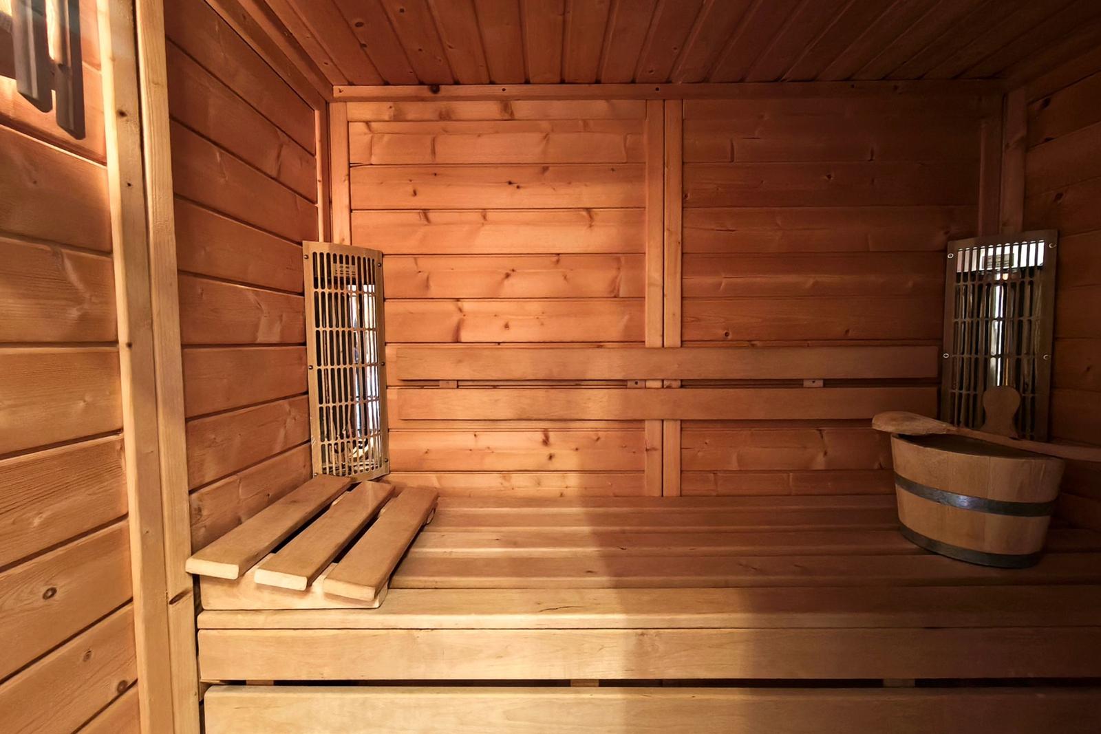 Gemütliche Holzsauna im Badezimmer für entspannte Stunden nach dem Strandtag