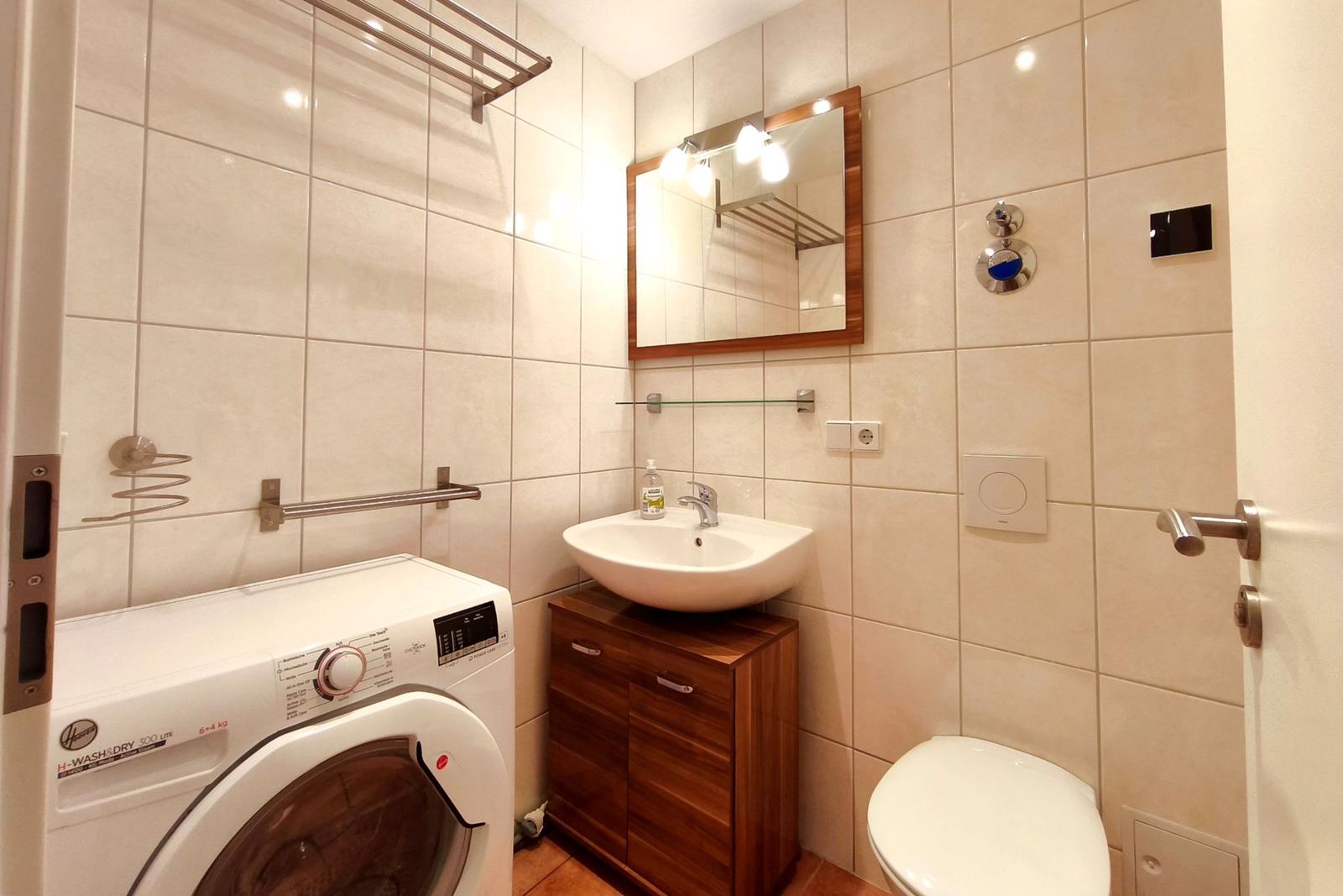 Separates Gäste-WC mit eigener Waschmaschine im strandnahen Ferienobjekt