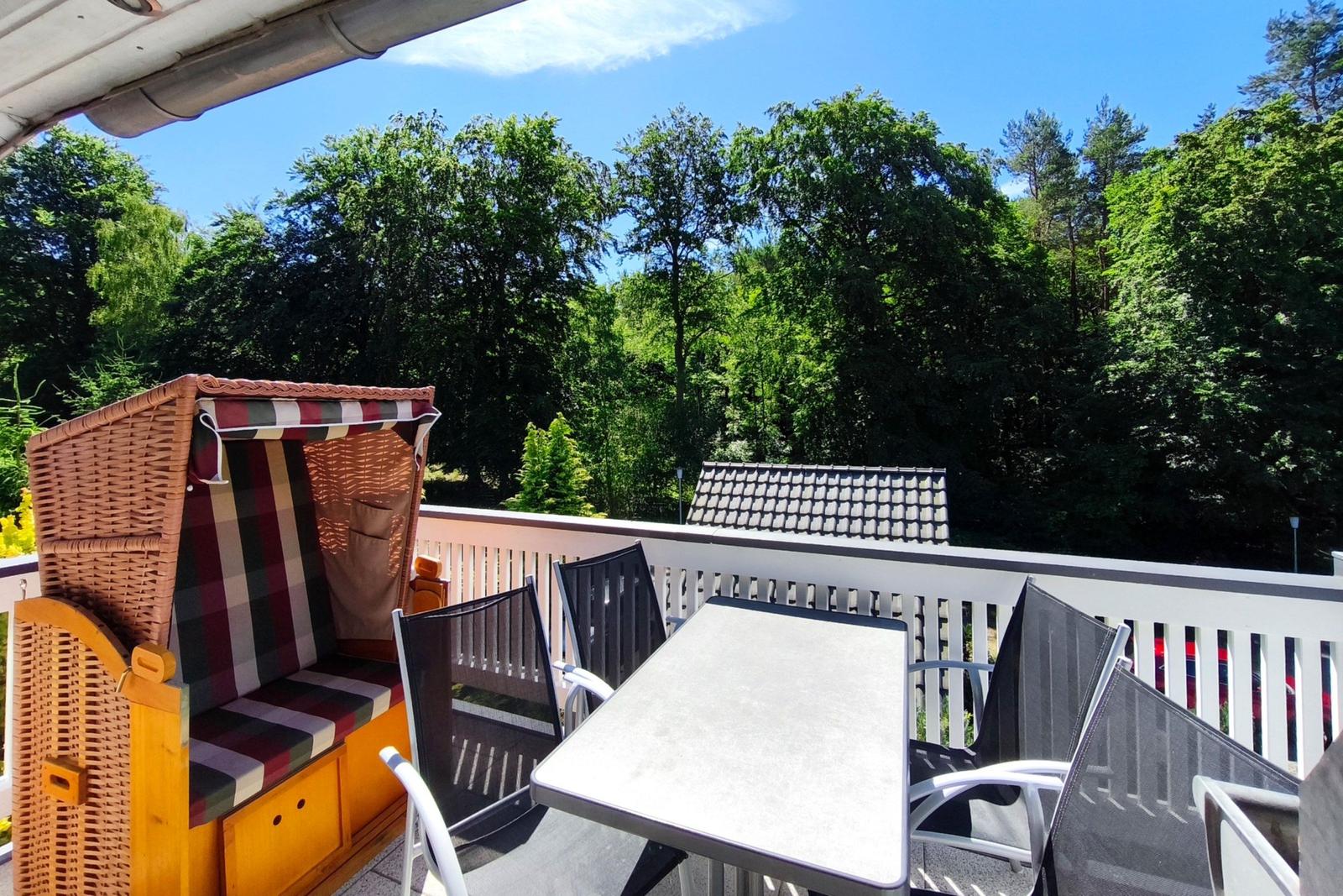 Großer, möblierter Balkon mit gemütlicher Sitzgruppe für sonnige Tage