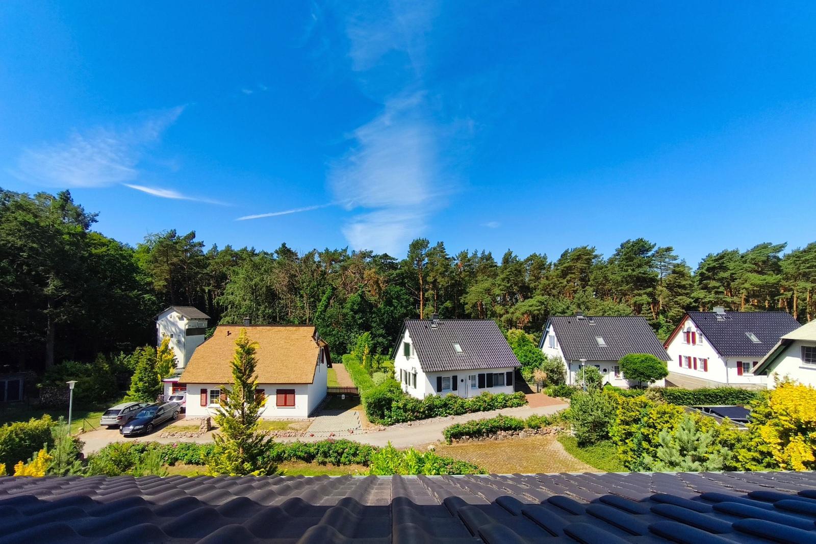 Schöner Weitblick vom Balkon über die gepflegte und ruhig gelegene Ferienanlage
