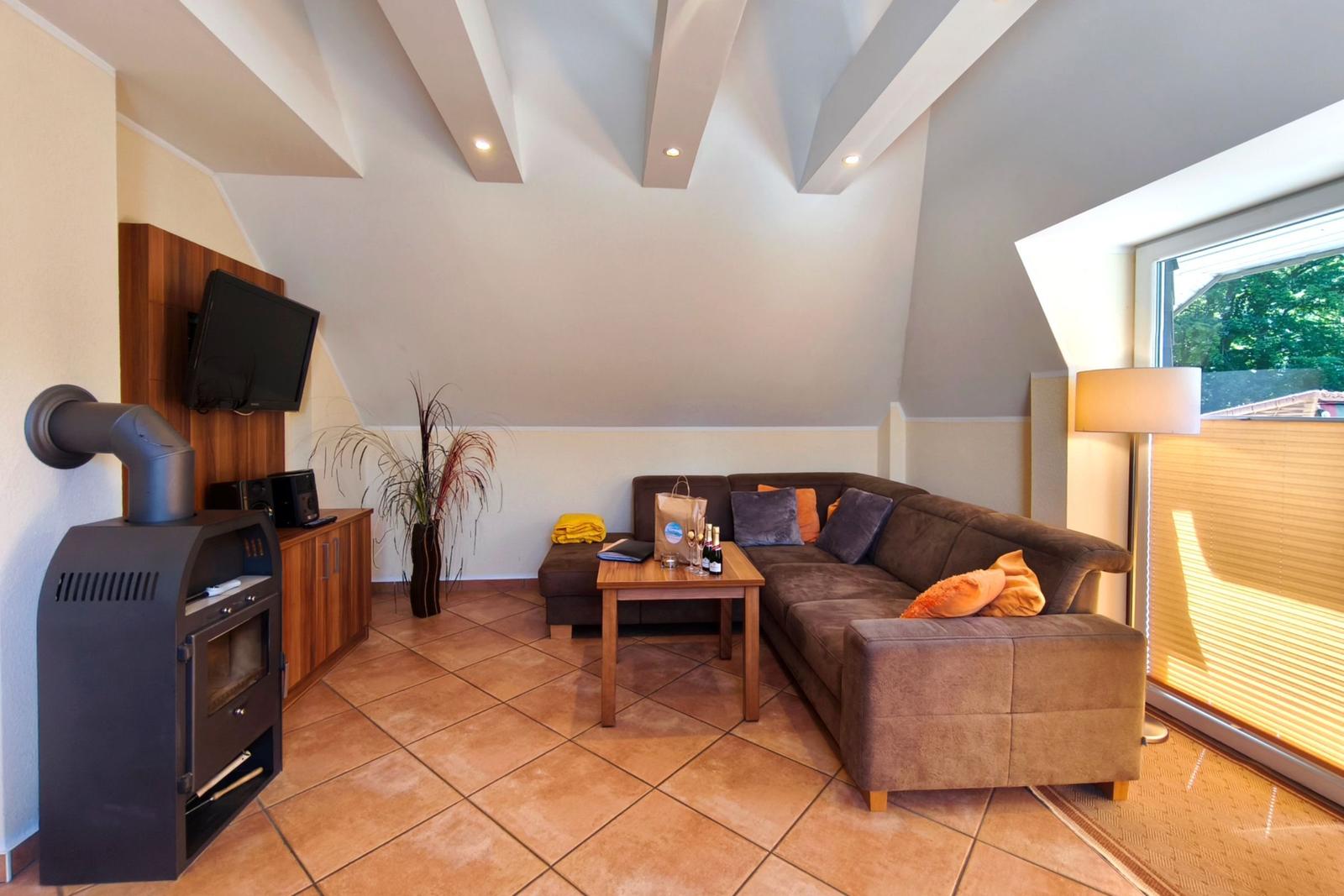Großzügiges Wohnzimmer mit behaglicher Couchecke in der Ferienwohnung Seestern