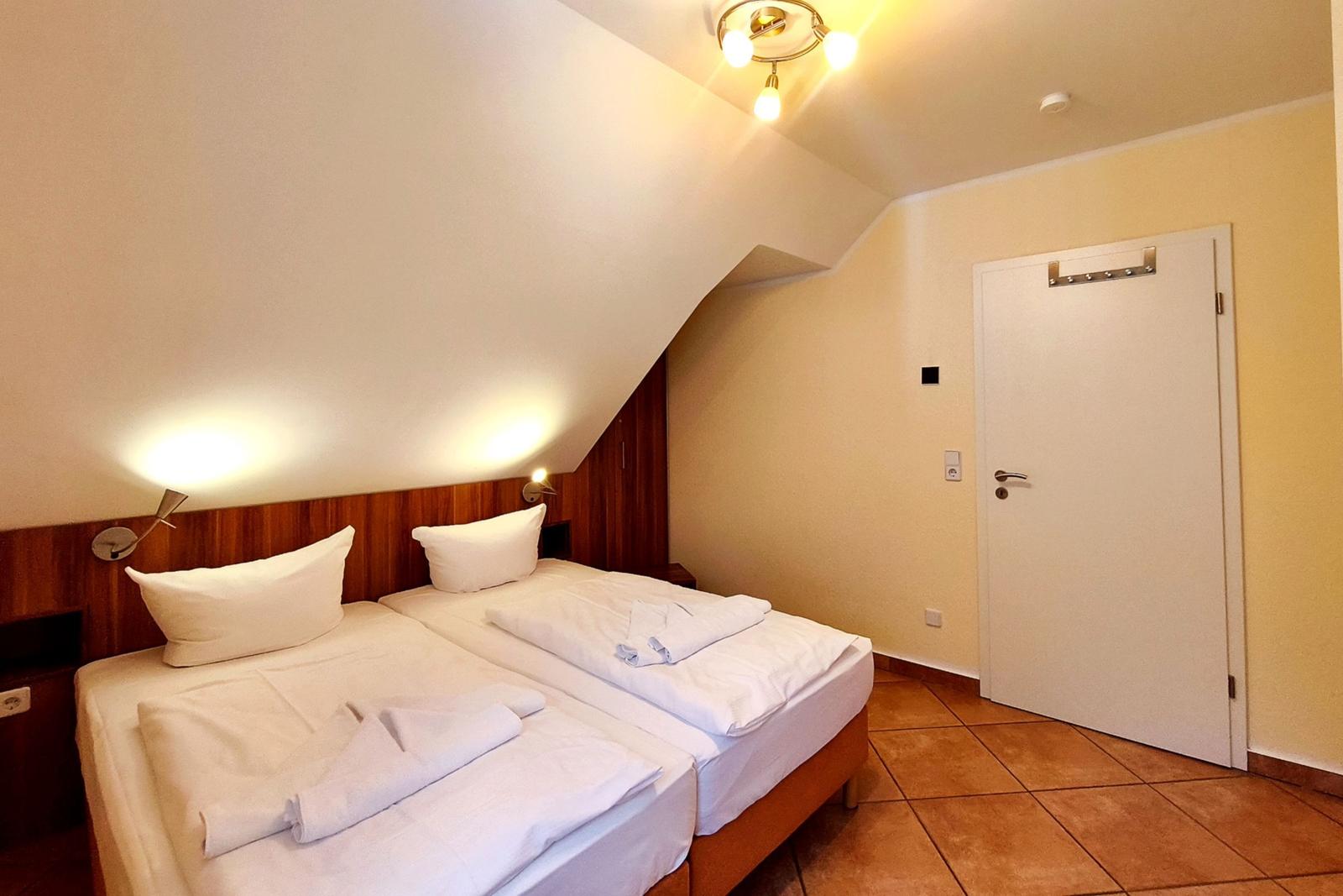 Helles Elternschlafzimmer mit gemütlicher Dachschräge im Ostseebad
