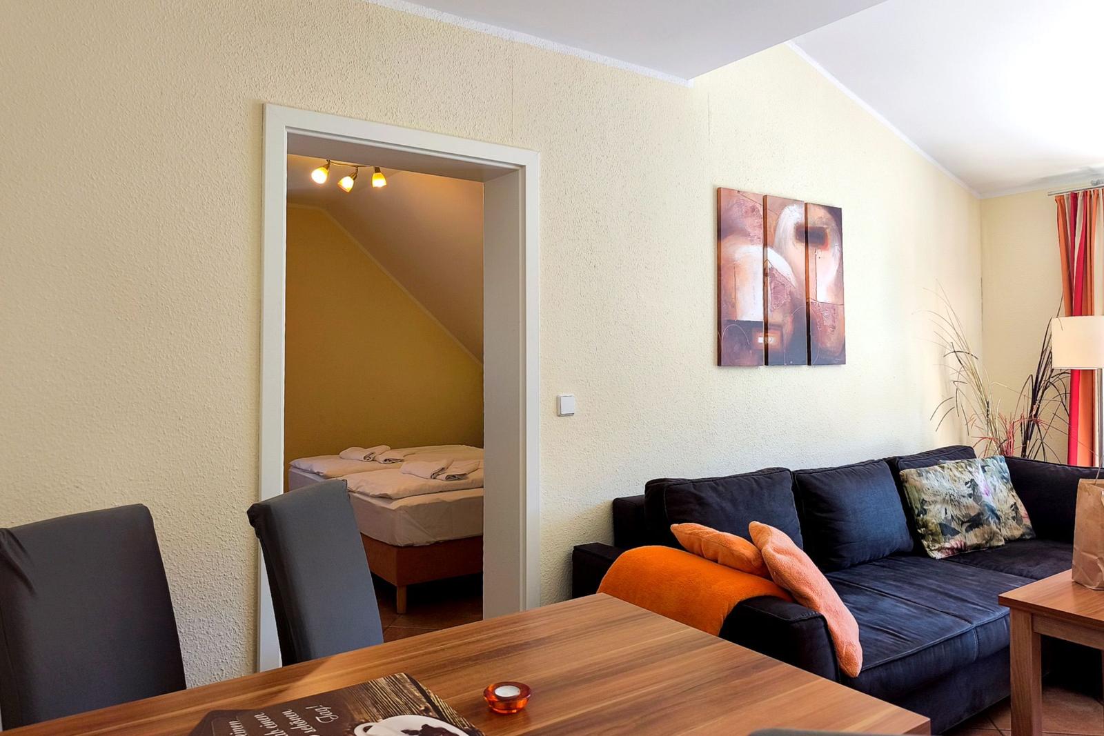 Blick vom Esstisch in das gemütliche Wohnzimmer der Ferienwohnung