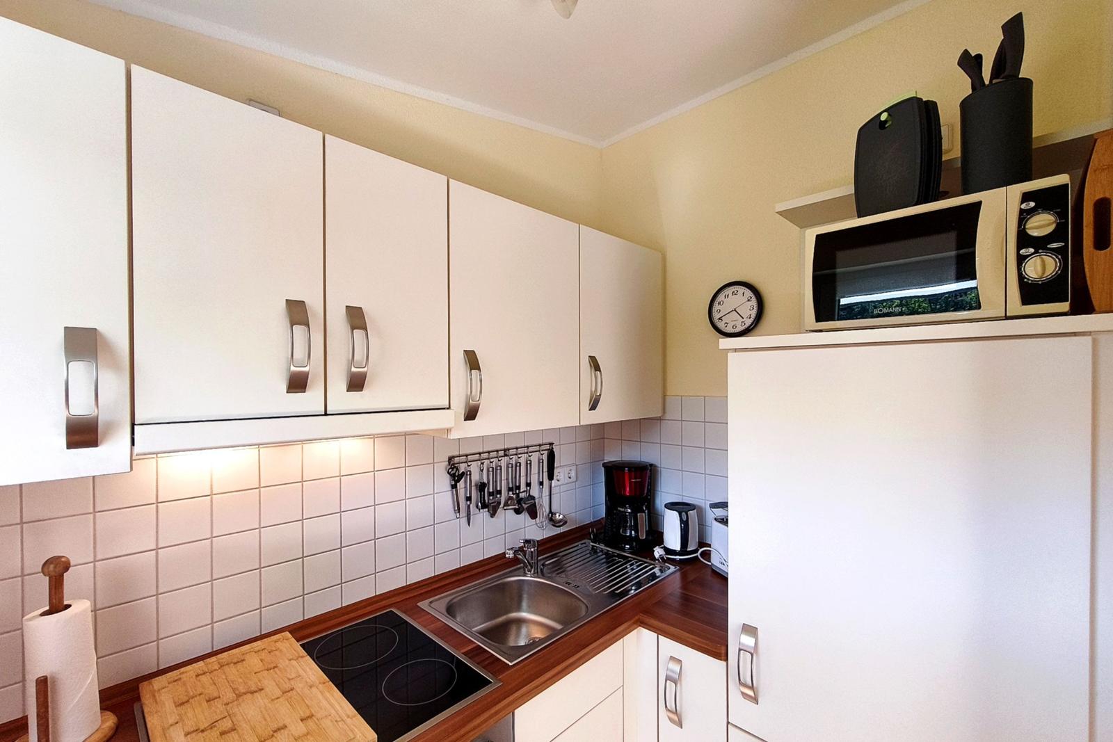 Moderne Küchenzeile mit Kaffeemaschine und Kühlschrank auf Usedom