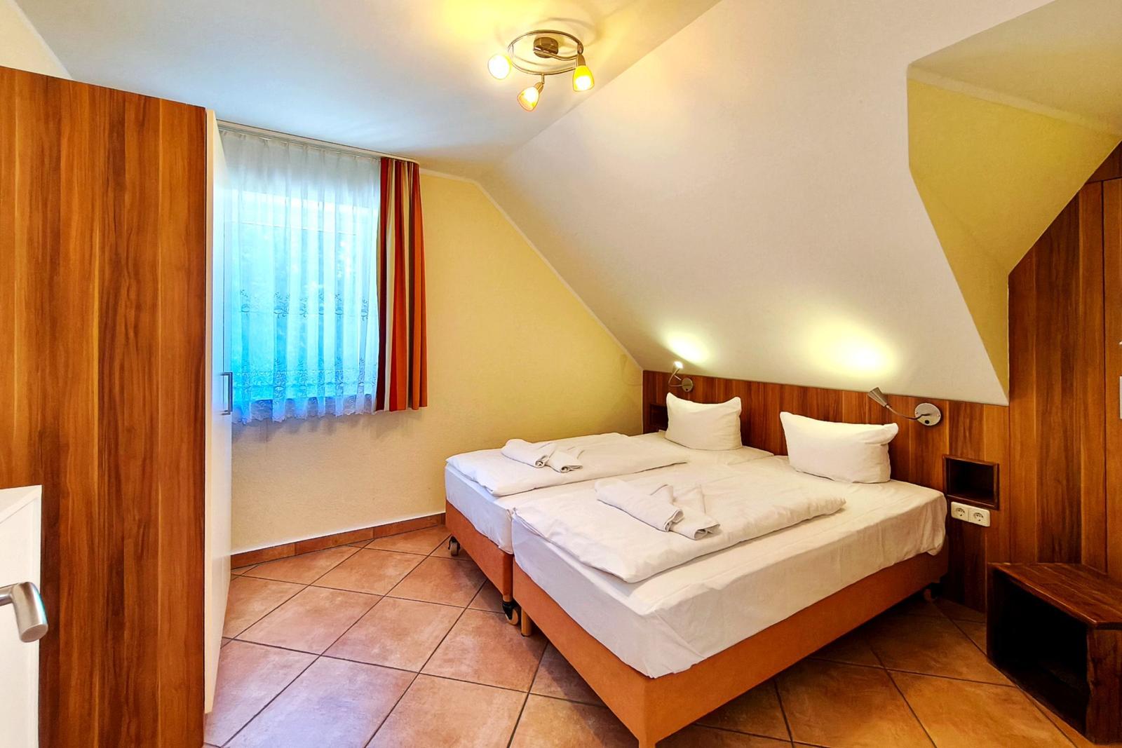 Behagliches Schlafzimmer mit großem Doppelbett für erholsame Nächte