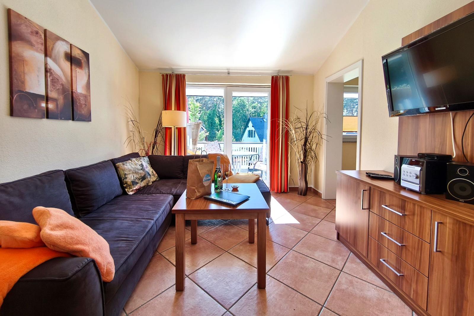 Gemütliches Wohnzimmer mit komfortabler Couch in der Ferienwohnung Seepferdchen