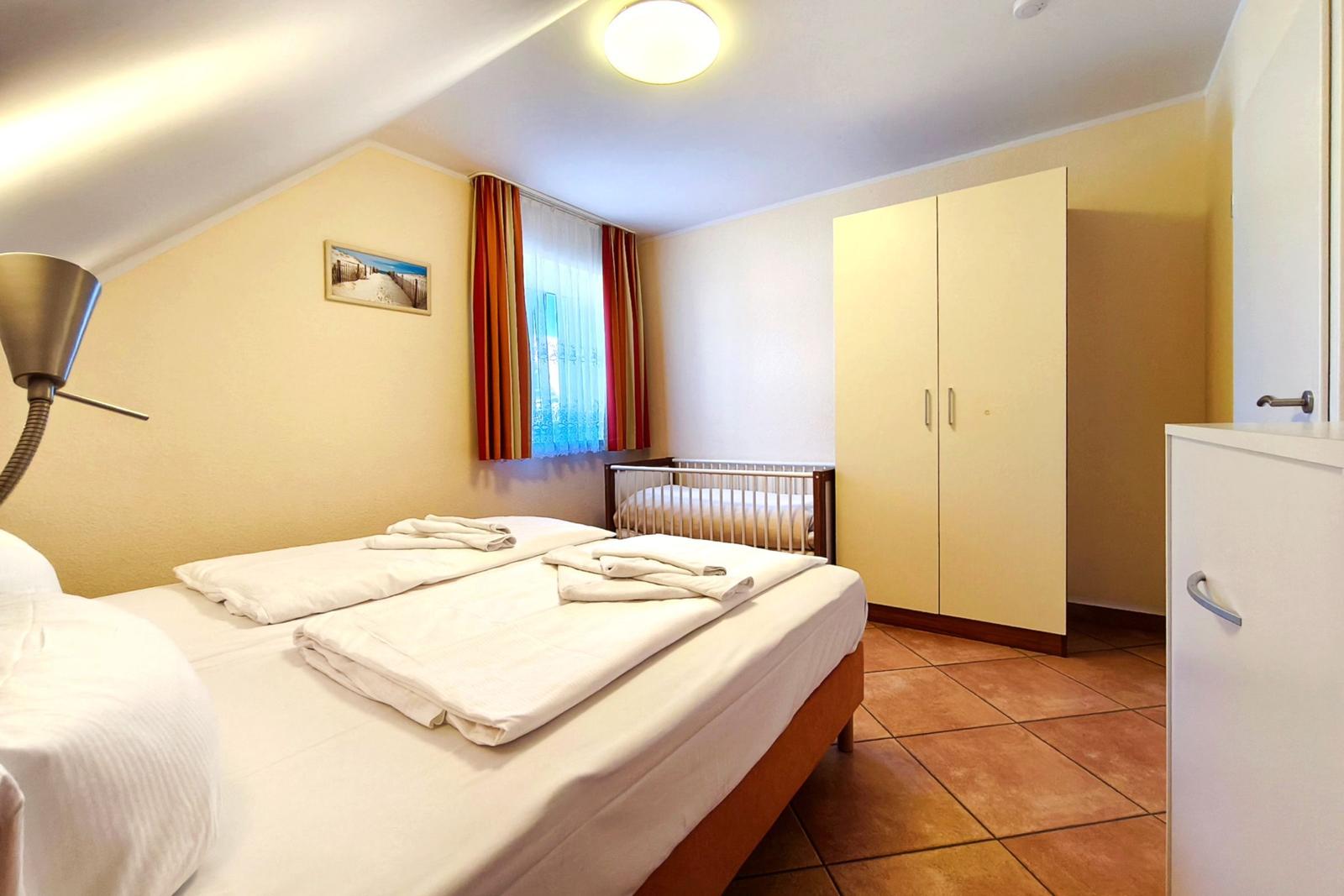 Komfortables Doppelbett mit freundlicher Beleuchtung in der Ferienwohnung
