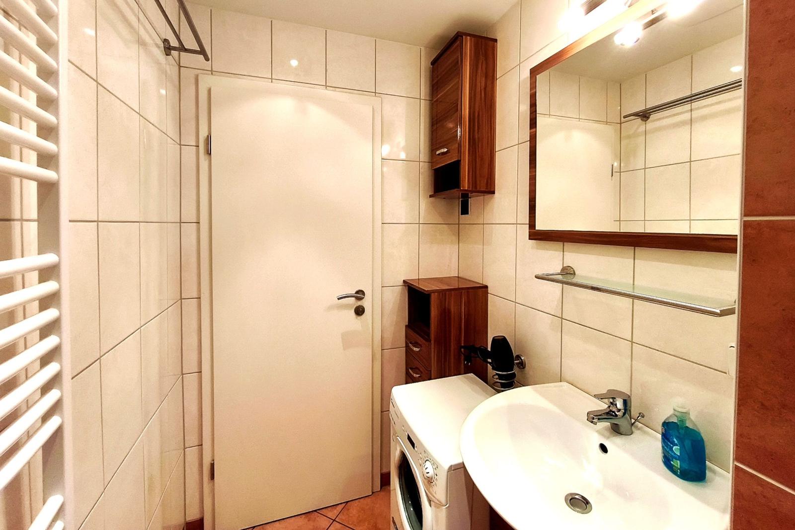 Detailansicht der Dusche und des Waschbeckens im zeitgemäßen Bad