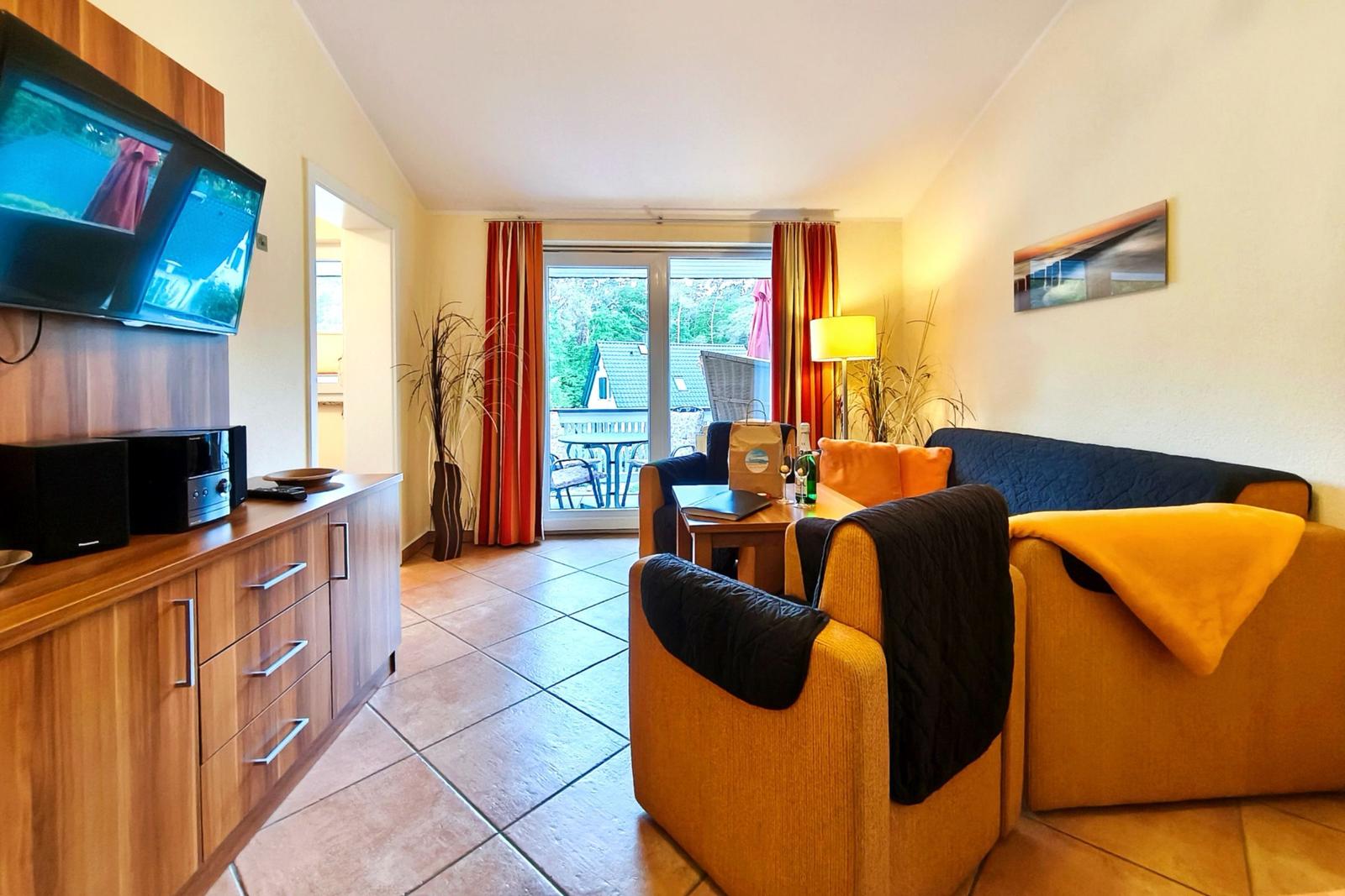 Einladendes Wohnzimmer mit hellem Ambiente und direktem Zugang zum Balkon