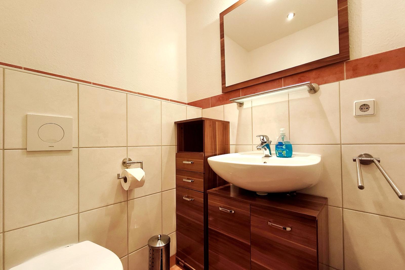 Gepflegte zusätzliche Toilette mit Waschbecken in der Ferienwohnung Arielle
