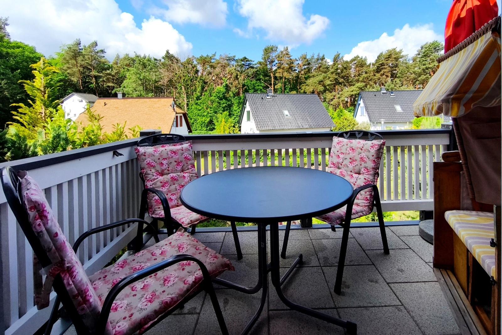 Möblierter Balkon mit Tisch und Stühlen für entspannte Stunden im Ostseebad