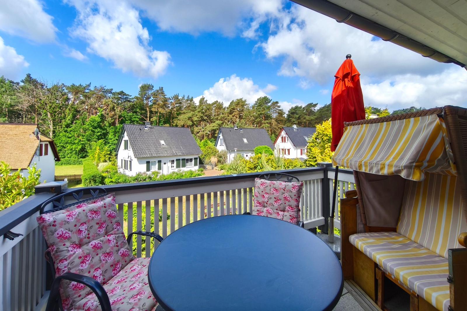 Eigener Außenbereich auf dem Balkon mit Blick auf den gemütlichen Strandkorb