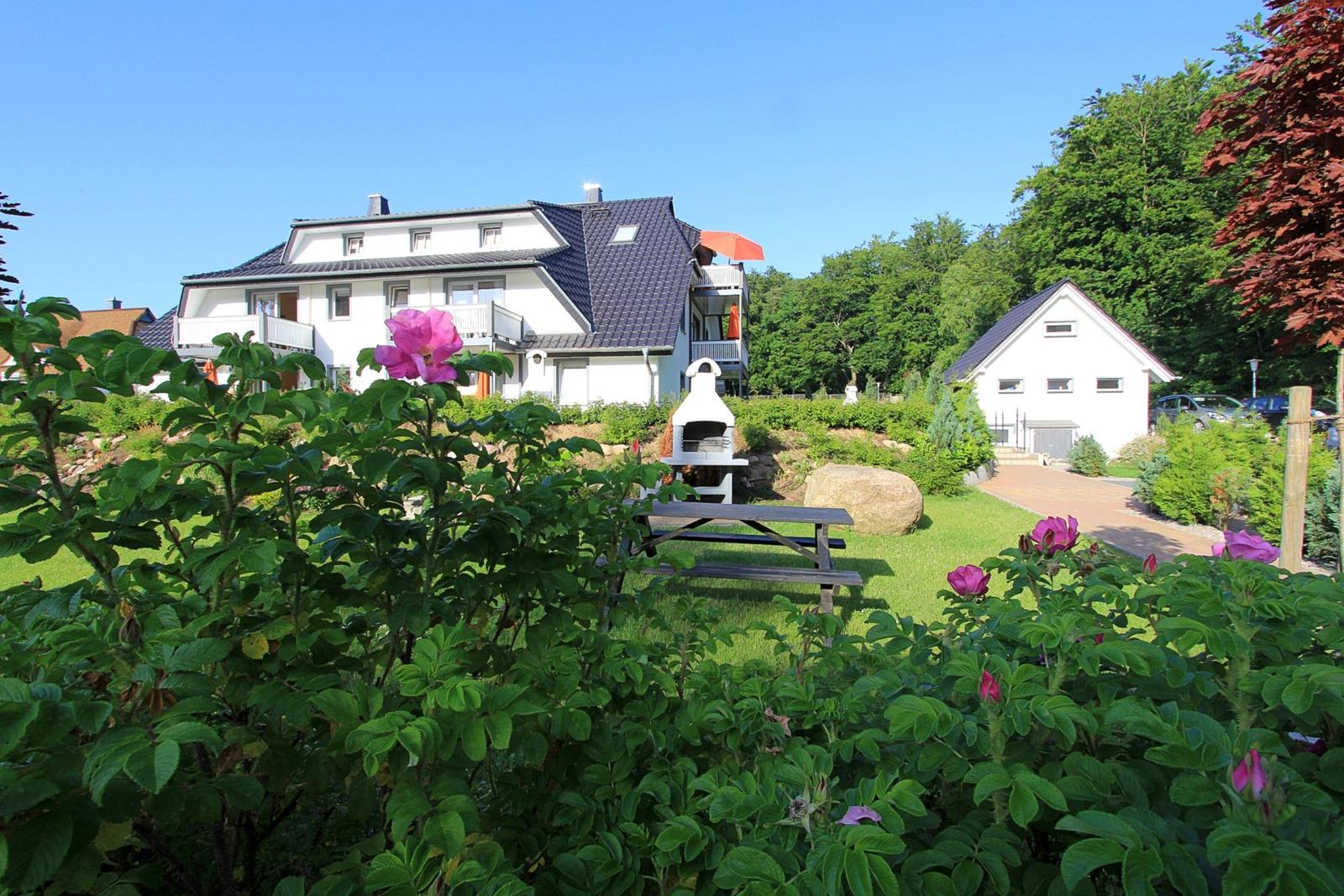 Blick auf das strandnahe Urlaubsdomizil im Grünen des Ostseebads Koserow