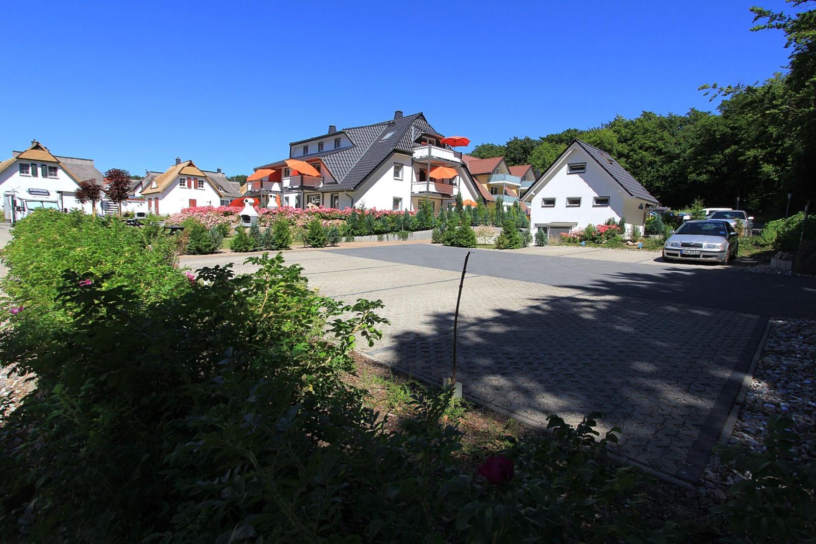Außenansicht der ruhigen Ferienwohnanlage unter klarem, blauem Sommerhimmel