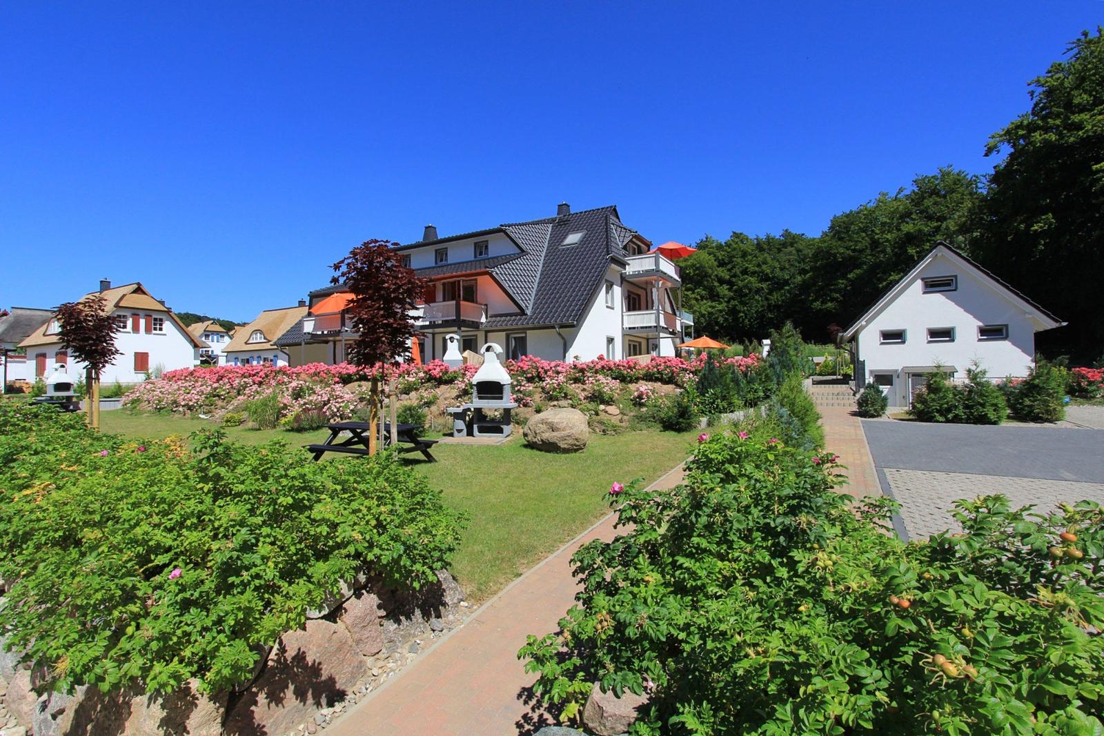 Idyllischer Fußweg entlang der grünen Hecken direkt am Haus