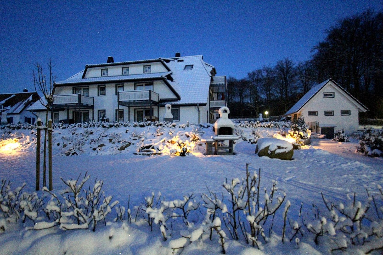 Winterlicher Charme des Objekts Arielle im tief verschneiten Koserow bei Nacht