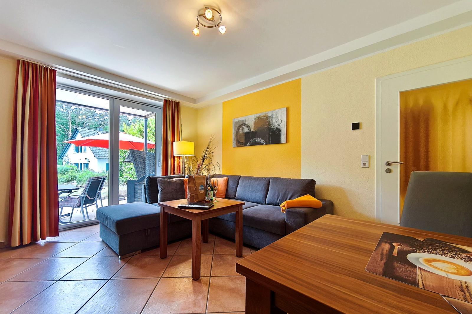 Großzügiges Wohnzimmer mit komfortabler Sitzecke im Ostseebad Koserow