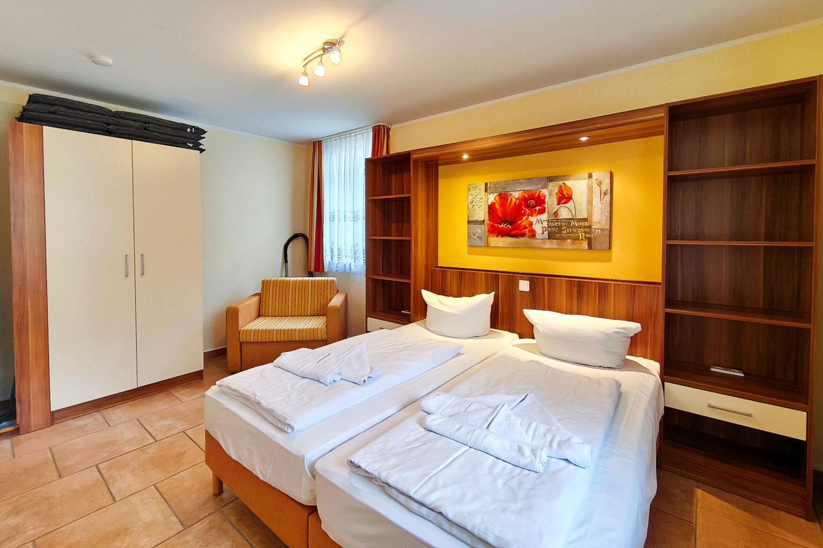 Behagliches Schlafzimmer mit bequemem Doppelbett im Ostseebad Koserow
