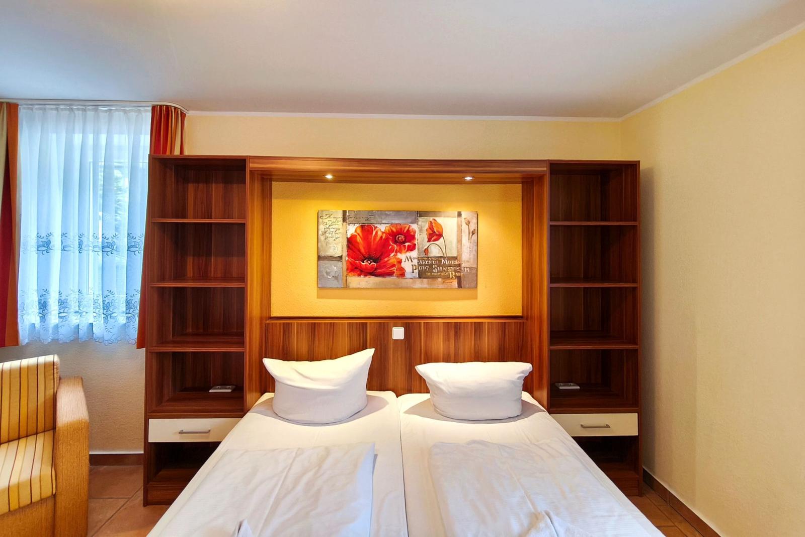 Komfortables Doppelbett mit stimmungsvoller Beleuchtung in der Ferienwohnung