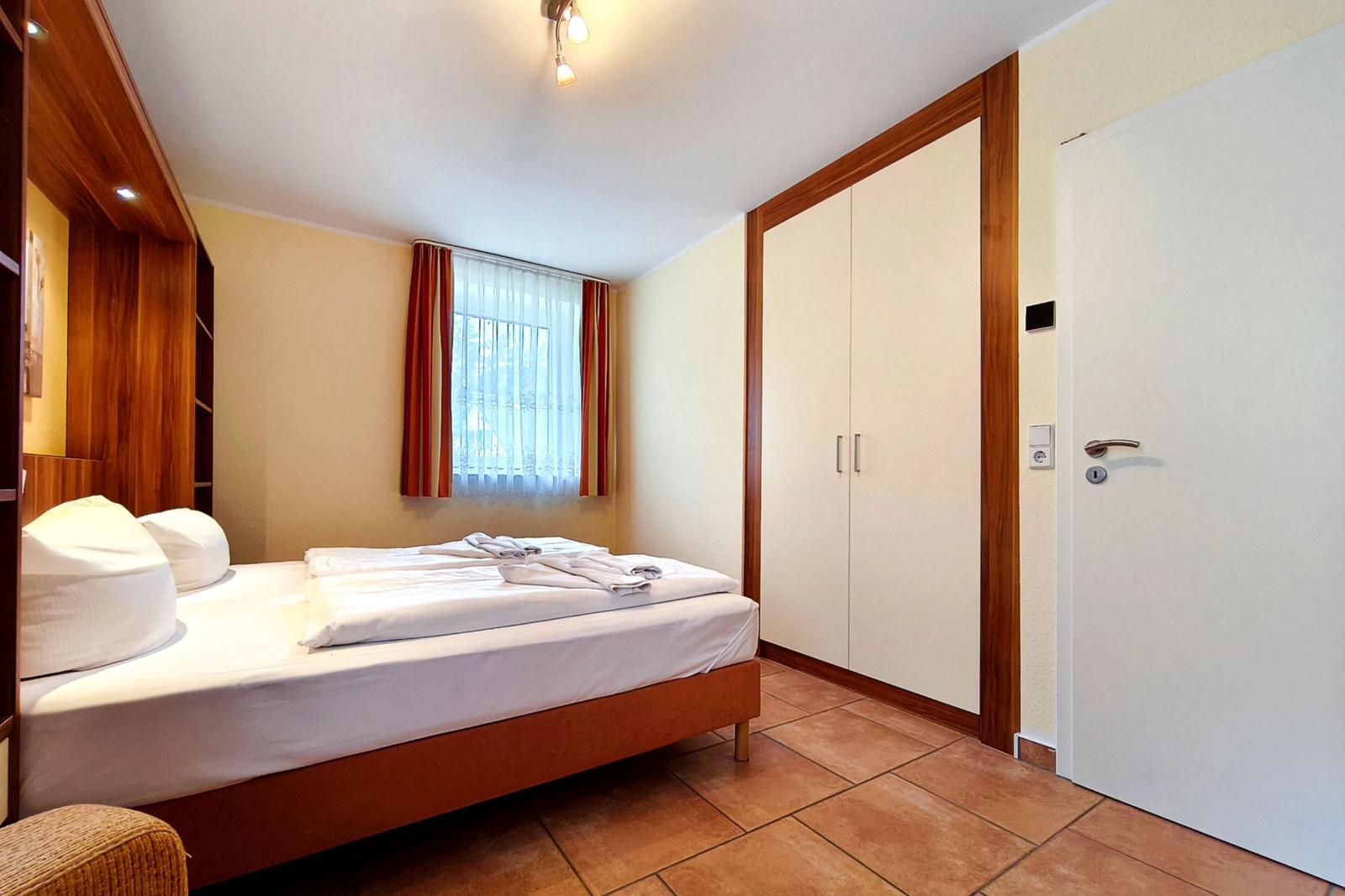 Blick in das gepflegte Schlafzimmer mit großem Kleiderschrank