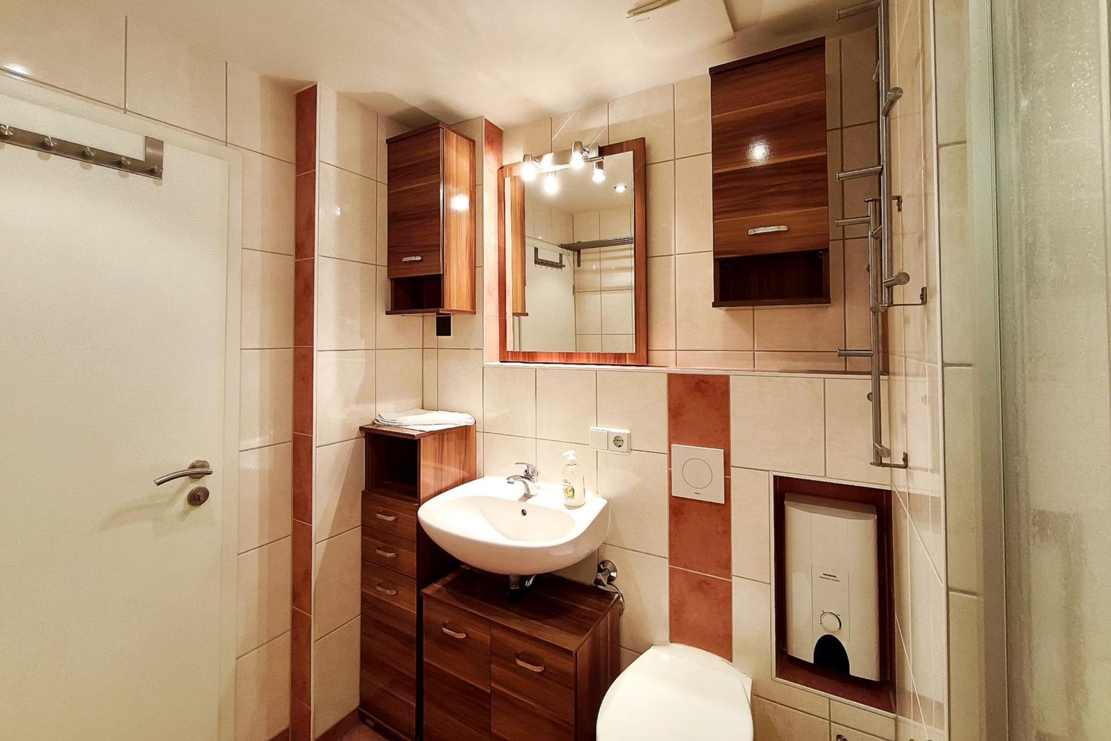 Gepflegtes Badezimmer mit Handtuchtrockner für zusätzlichen Komfort in Koserow