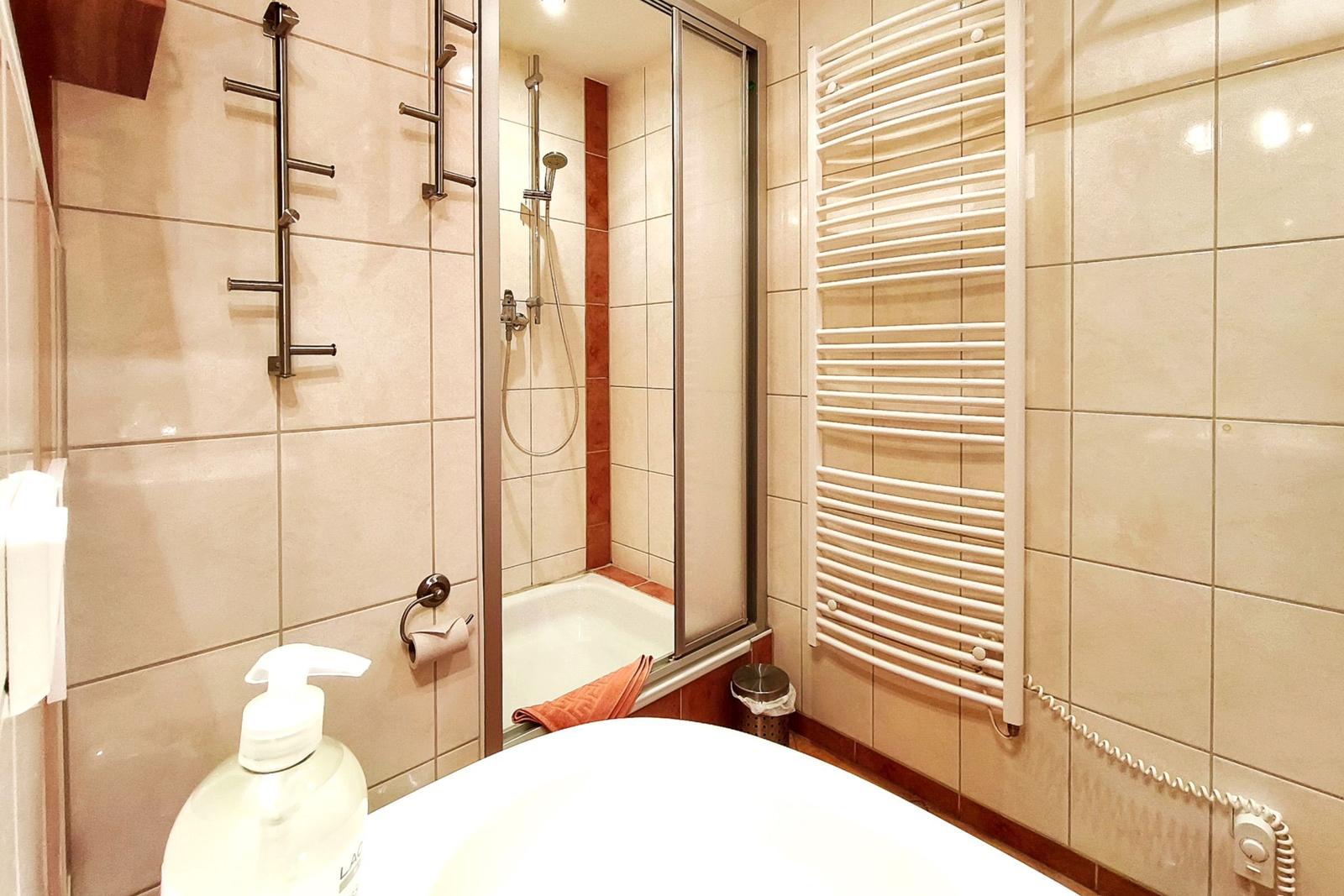 Detailansicht der ebenerdigen Dusche im zeitgemäßen Badezimmer