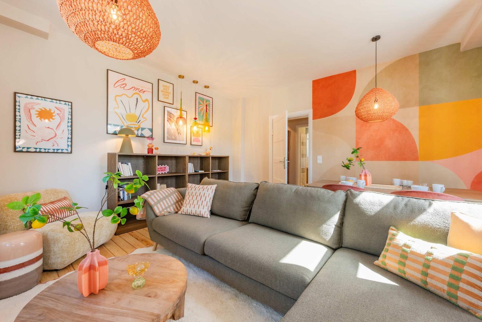 Wohnzimmer mit Sofa, Couchtisch und Wandgestaltung